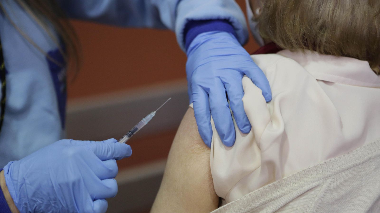 Un profesional sanitario administra una vacuna contra el covid.