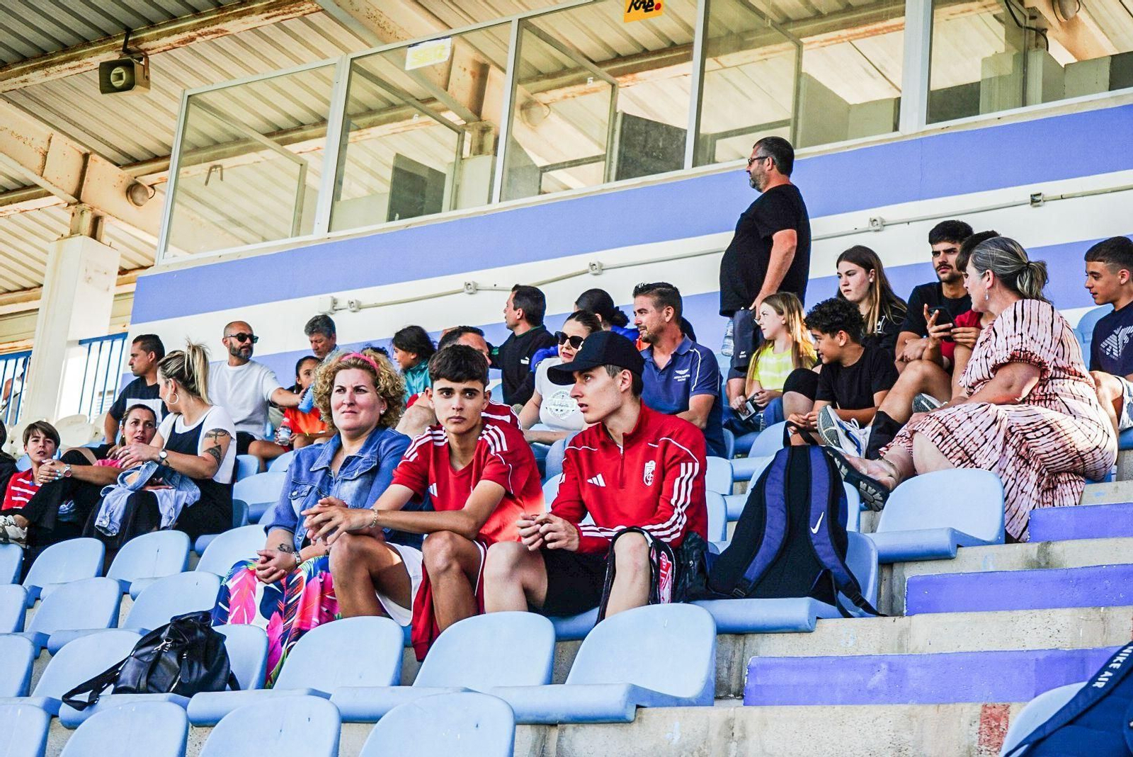 Encuéntrate en la grada del Escribano Castilla en el partido del Granada CF