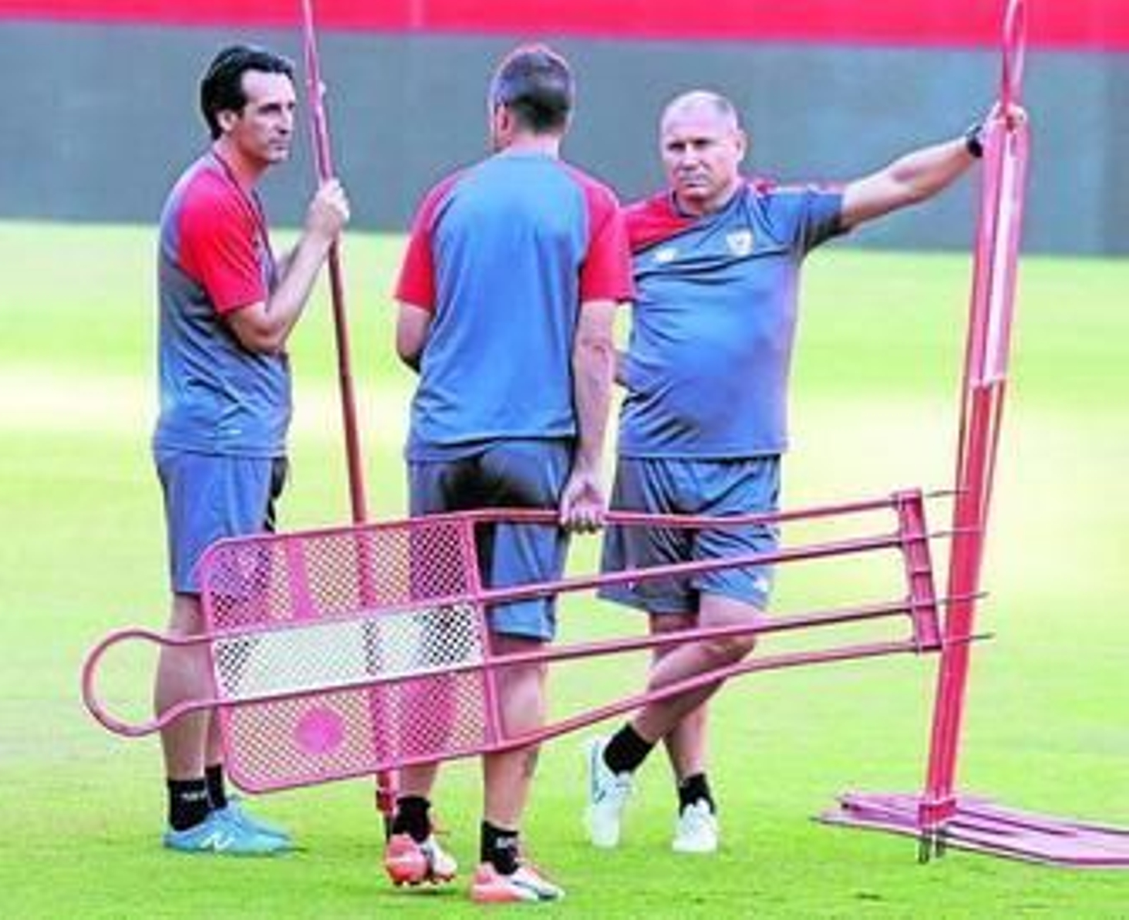 Emery conversa con Pablo Villanueva y Cheryshev antes de comenzar el entrenamiento sevillista.