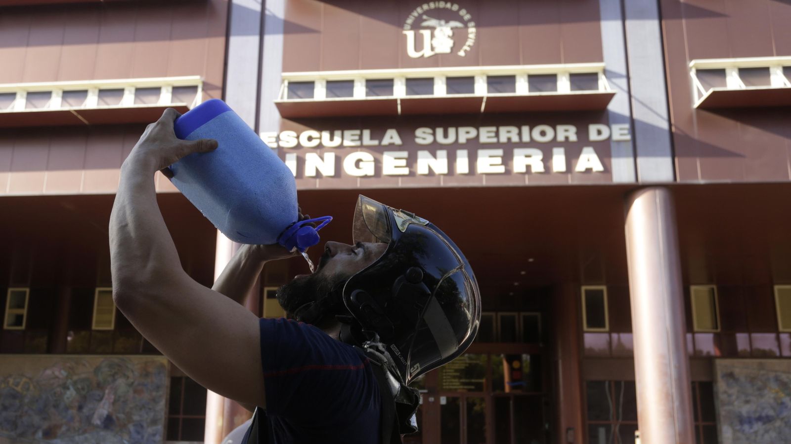 Un bombero se refresca durante los trabajos.