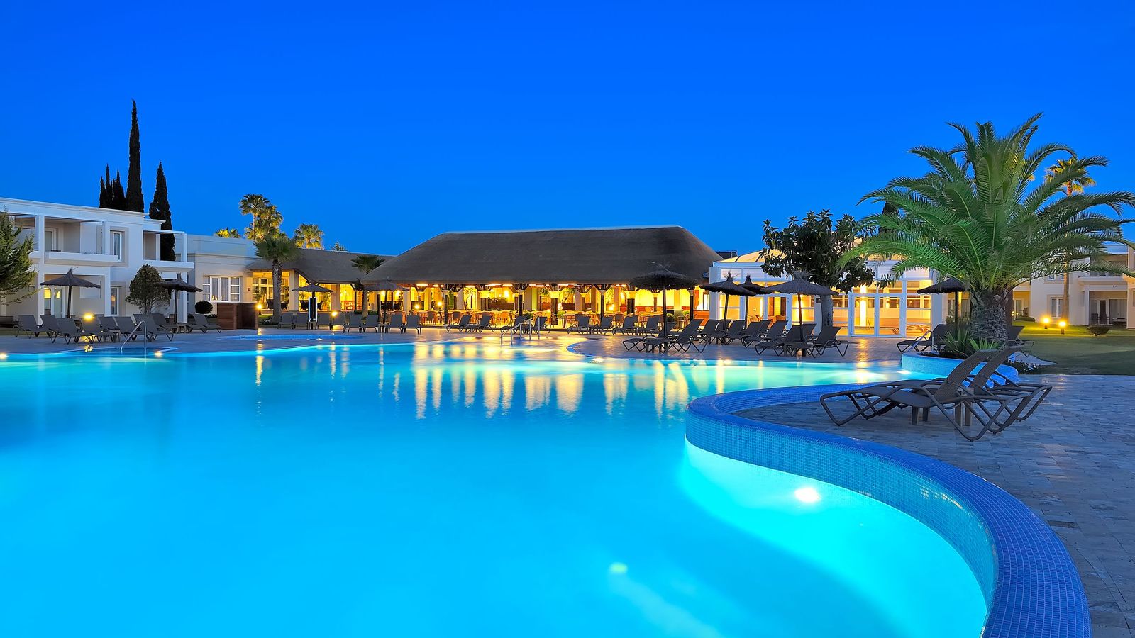 El hotel dispone además de una piscina infantil y otra exclusiva “adults only”