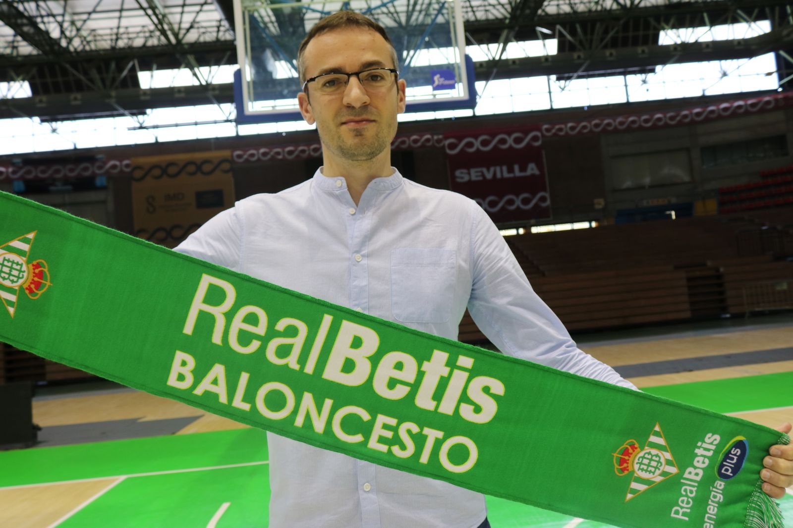 Asier Alonso posa en San Pablo con una bufanda del Betis Energía Plus.