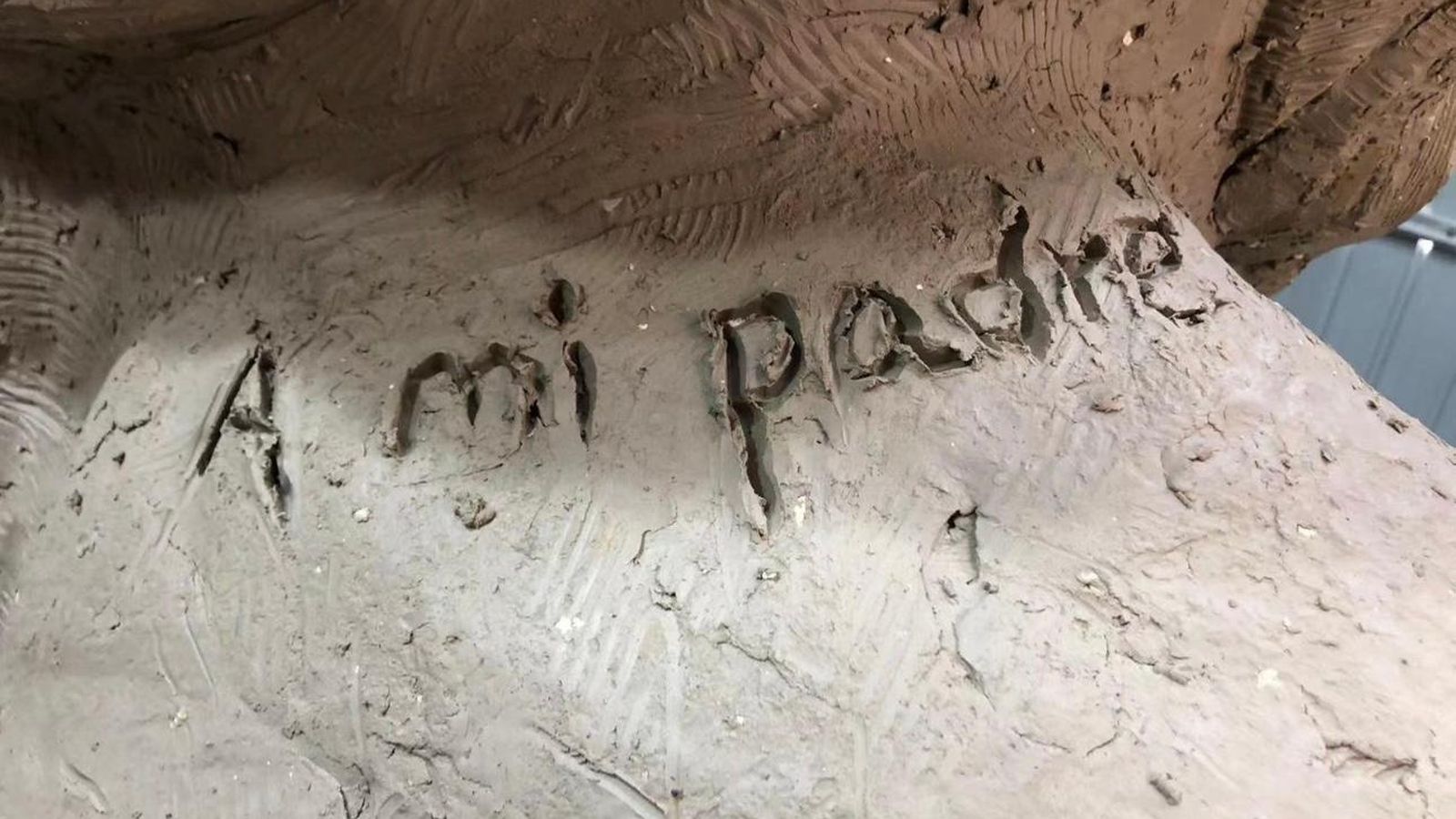 La dedicatoria a su padre, grabada por el escultor en el brazo de Neptuno.