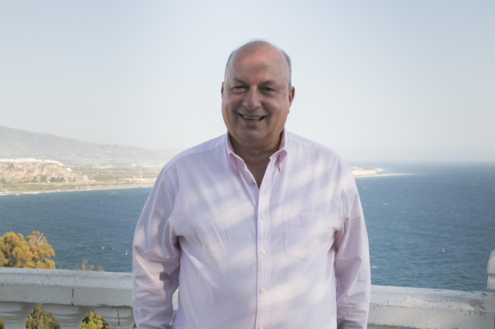 El presidente de Vox Granada, Manuel Martín, posa para este diario en la terraza del Hotel Salobreña.