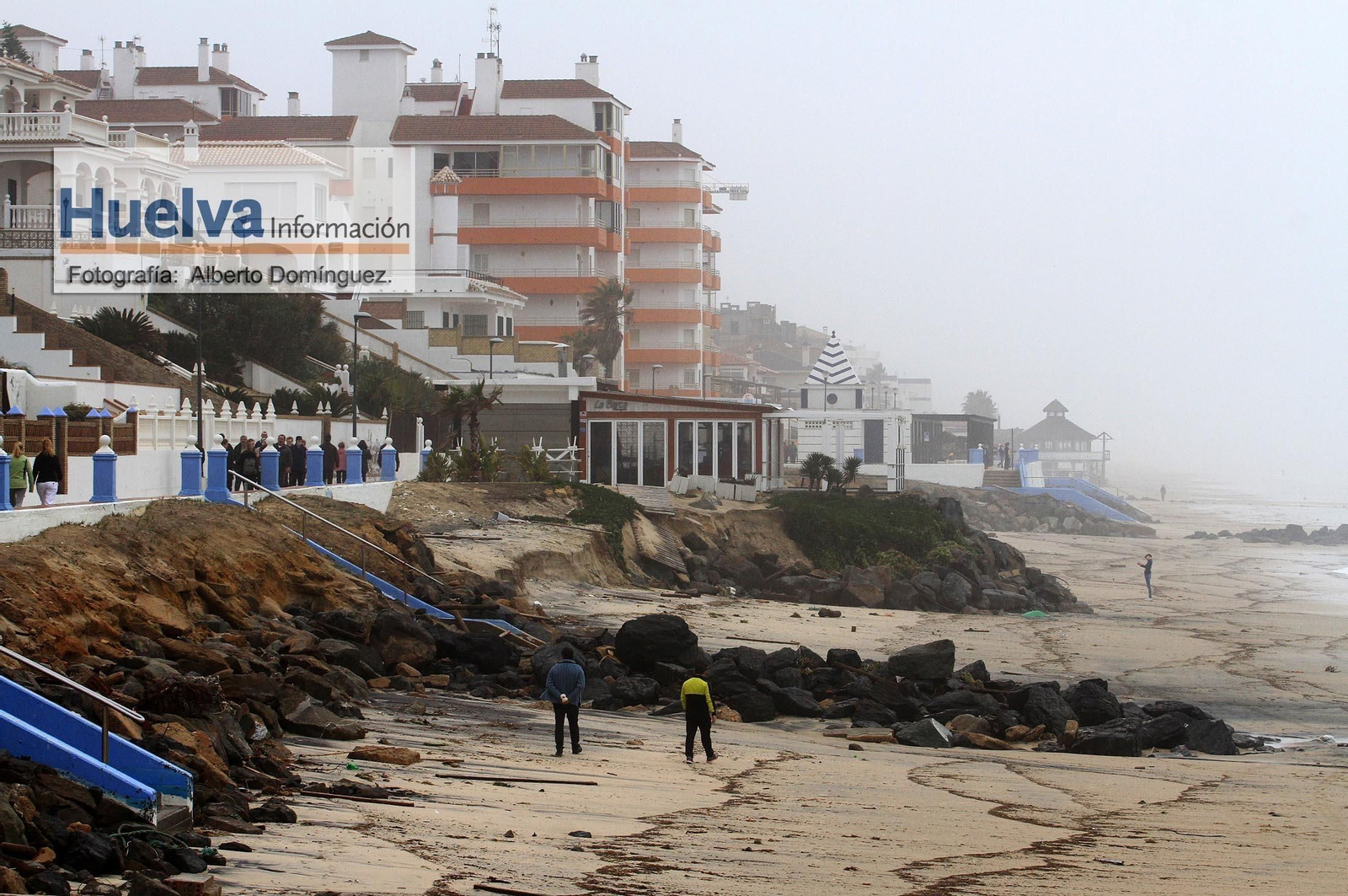 Imágenes del temporal de viento y lluvia en la playa de Matalascañas
