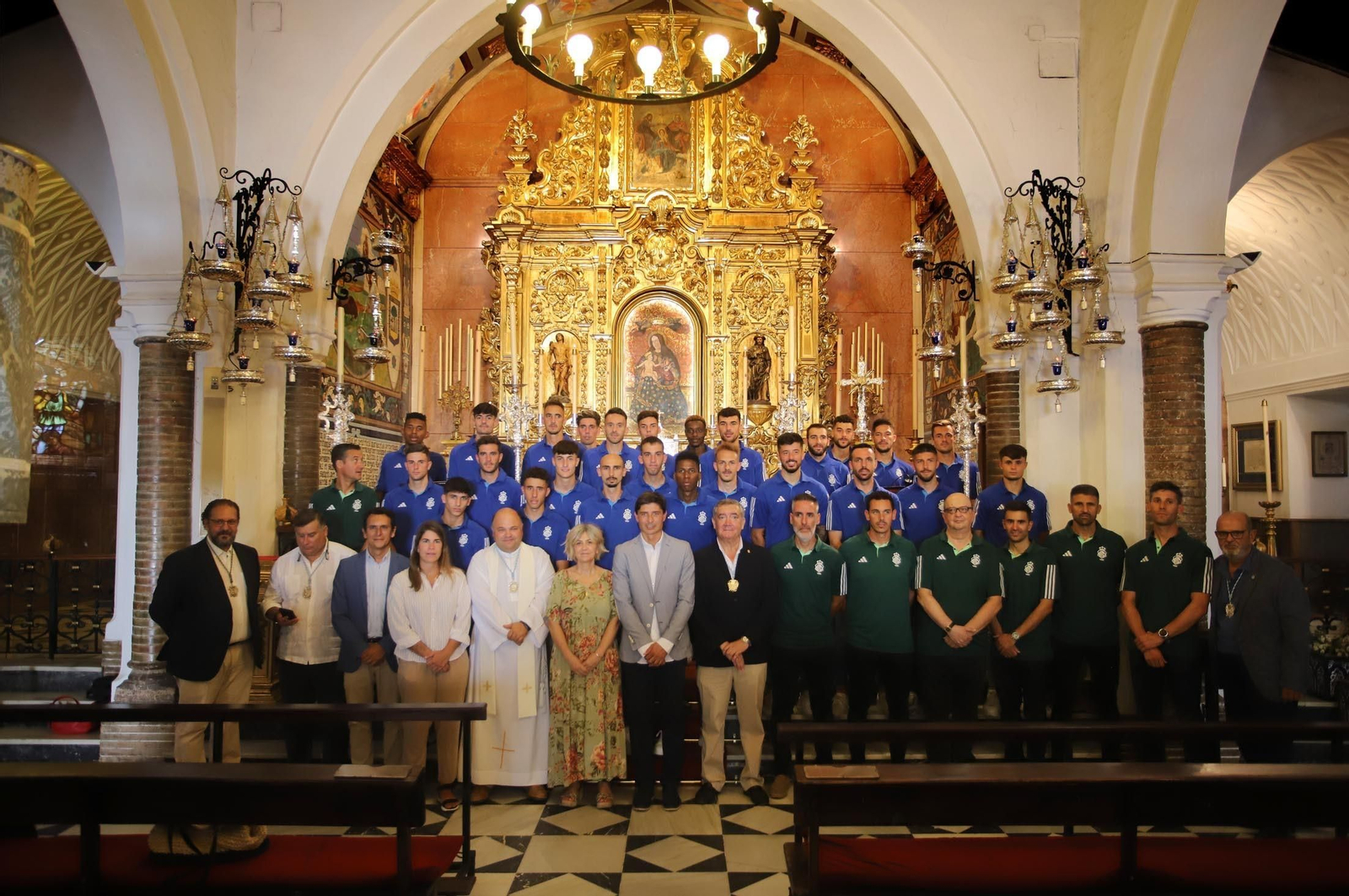 Imágenes de la ofrenda floral del Recreativo de Huelva a la Virgen de La Cinta