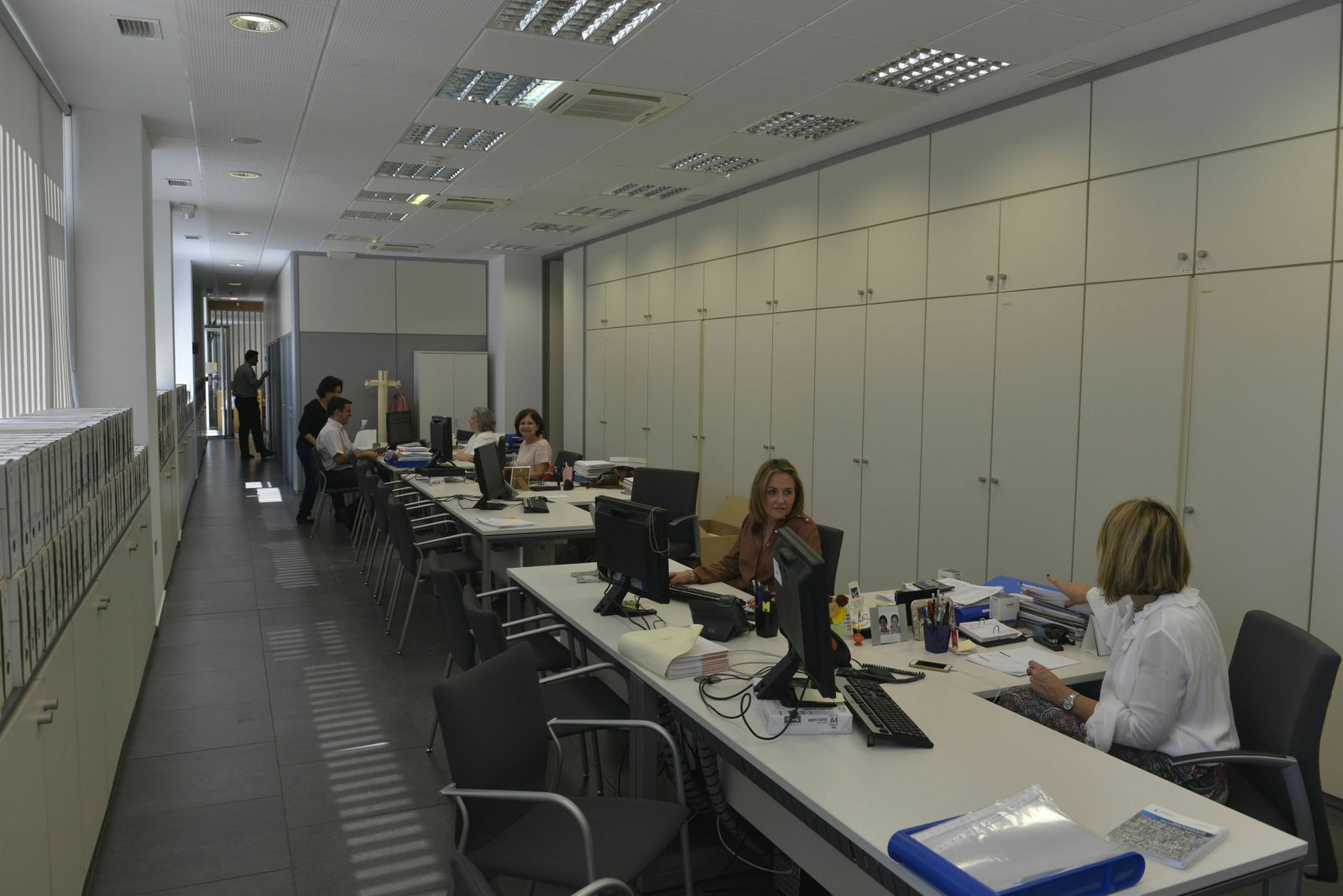 El personal de una oficina municipal en sus puestos de trabajo.