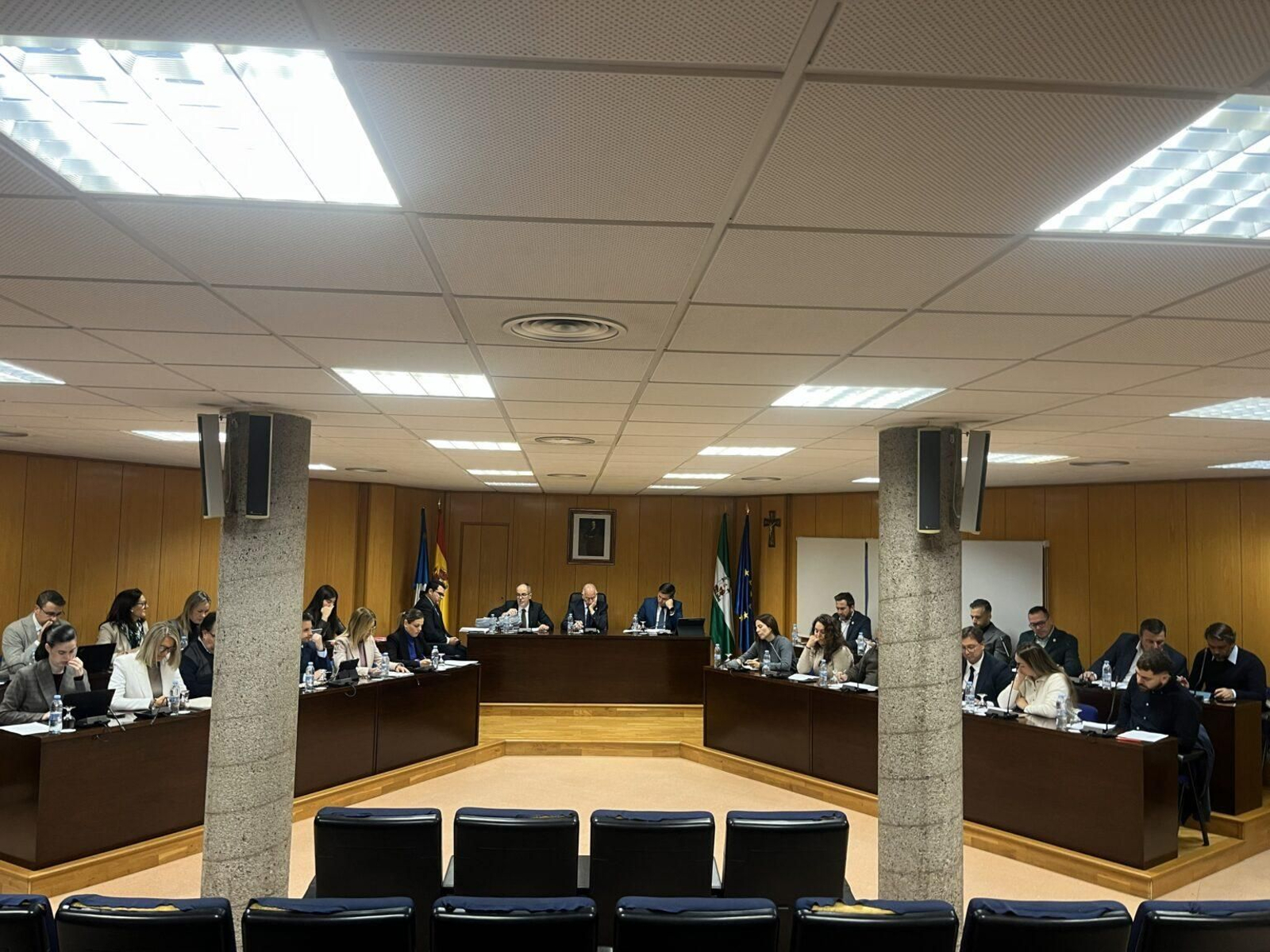 El equipo de gobierno de Roquetas realiza su último pleno extraordinario de 2025.