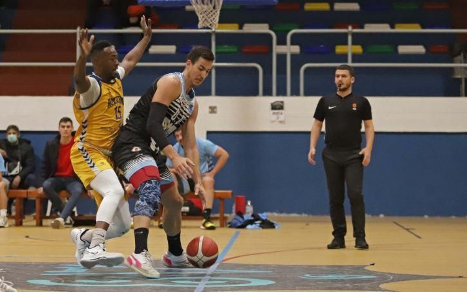 Cándido Matoso, defendido por Alex Jackson, en el ULB-Novaschool