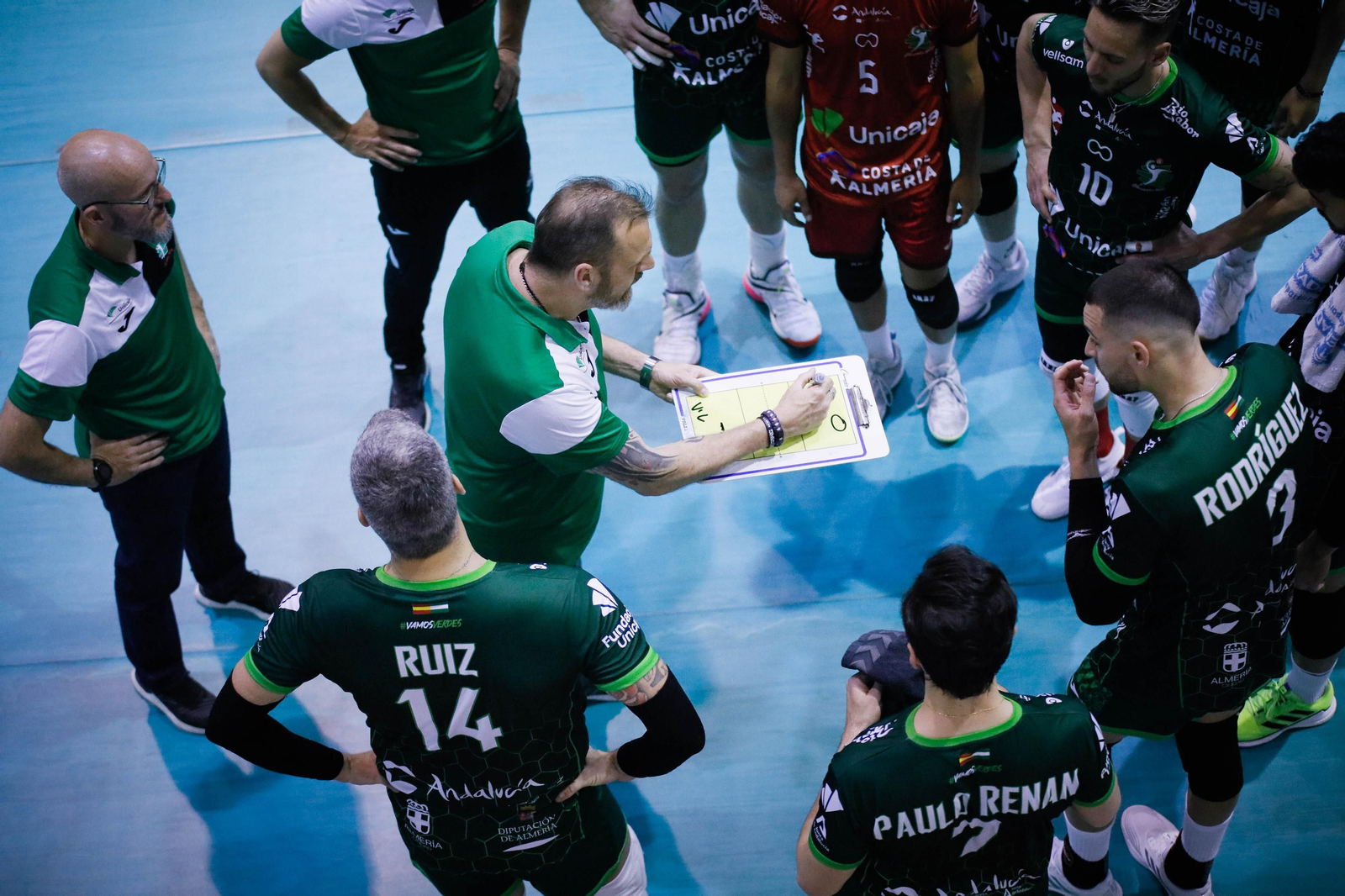 Imágenes del Unicaja Almería frente al conjunto valenciano de voleibol