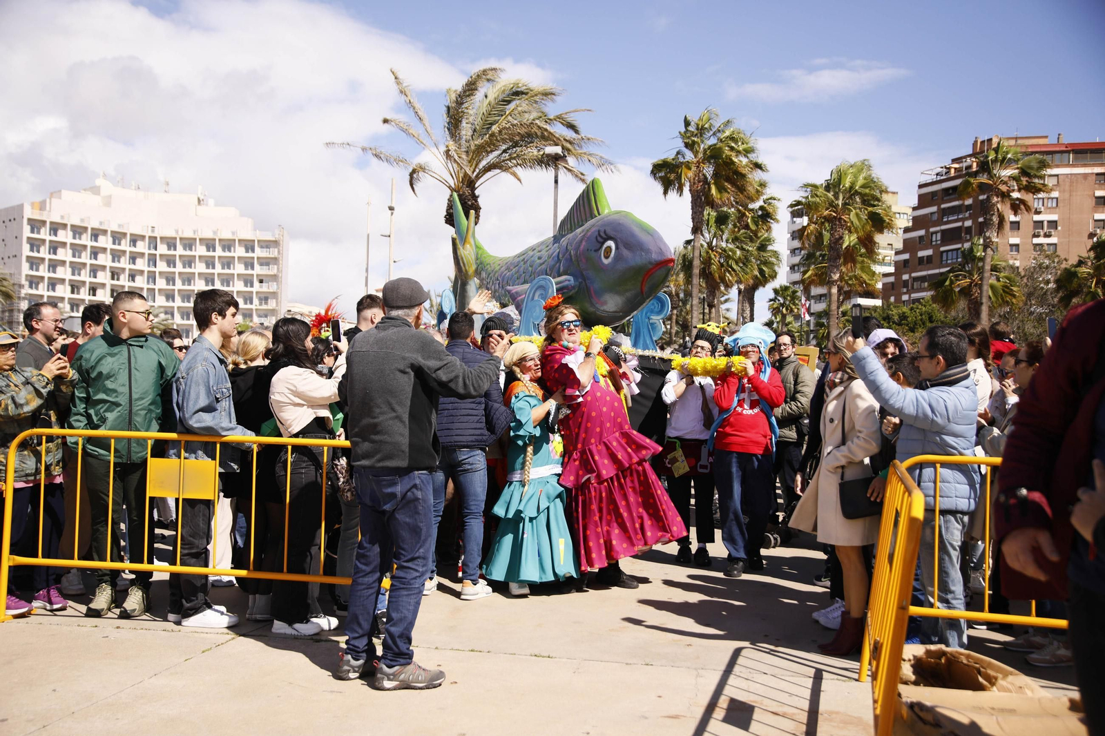 Las imágenes del entierro de la sardina en Almería