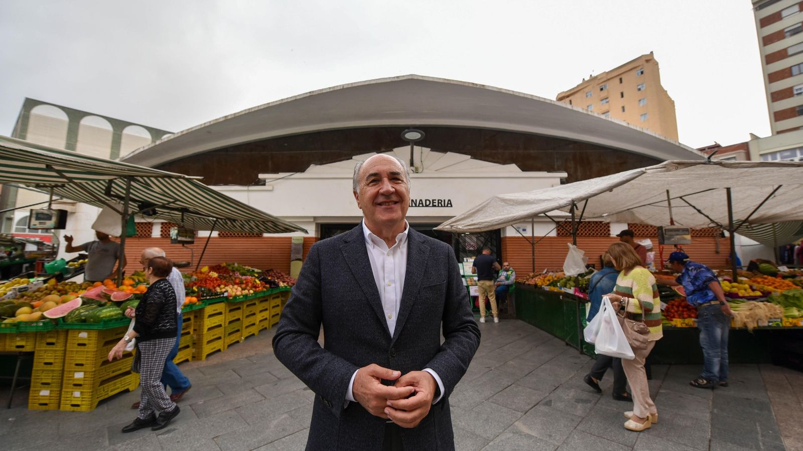 José Ignacio Landaluce, en una de las puertas del mercado.