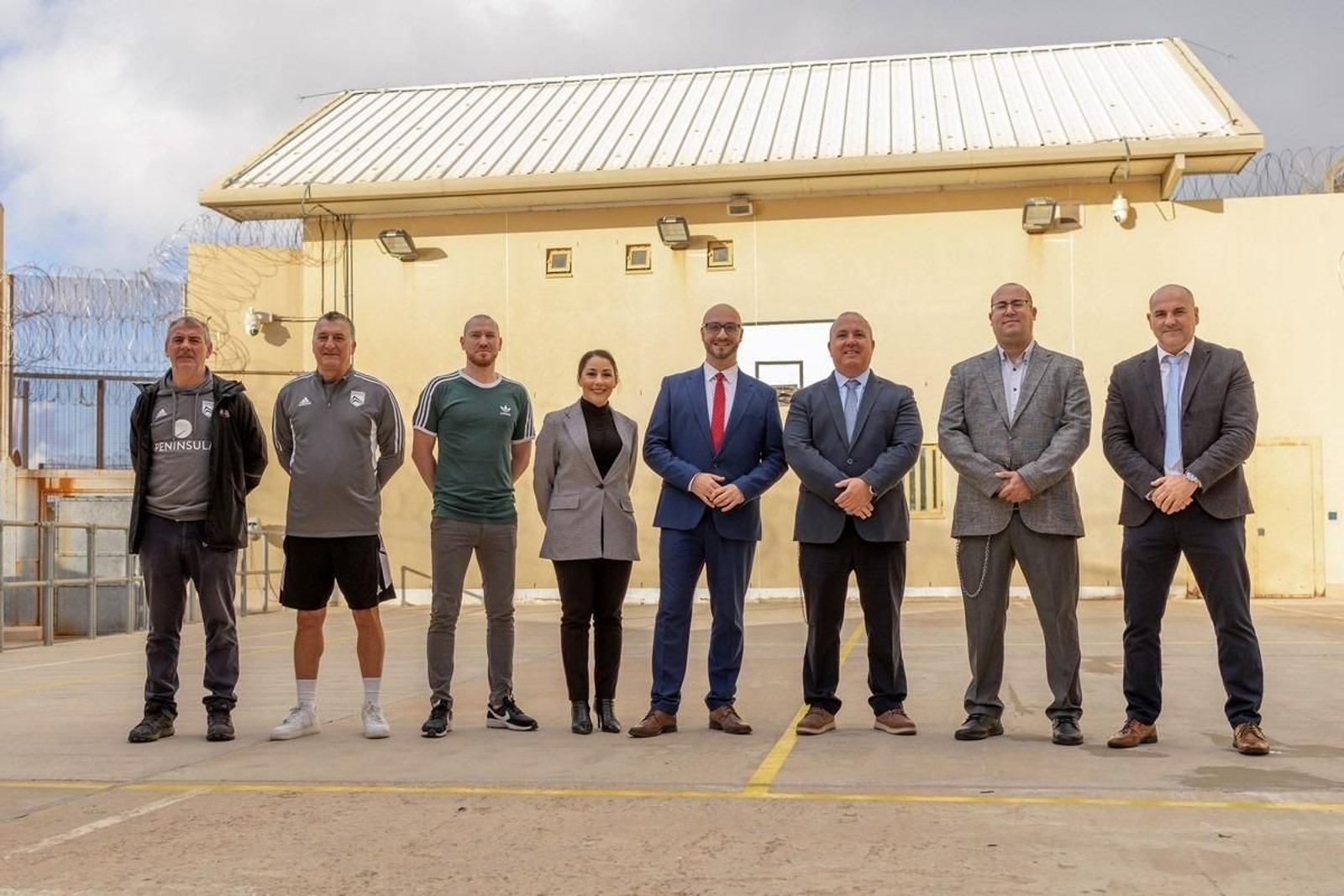 Christian Santos y representantes de la Asociación de Fútbol de Gibraltar. Christian Santos y representantes de la Asociación de Fútbol de Gibraltar.