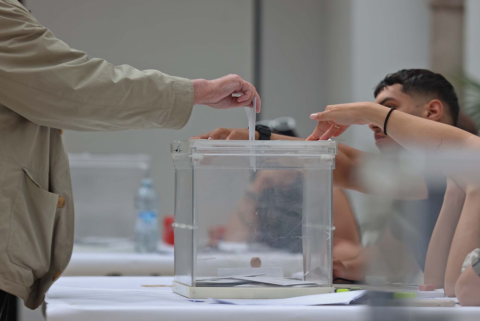 Imágenes de la jornada electoral para el Parlamento Europeo en Algeciras