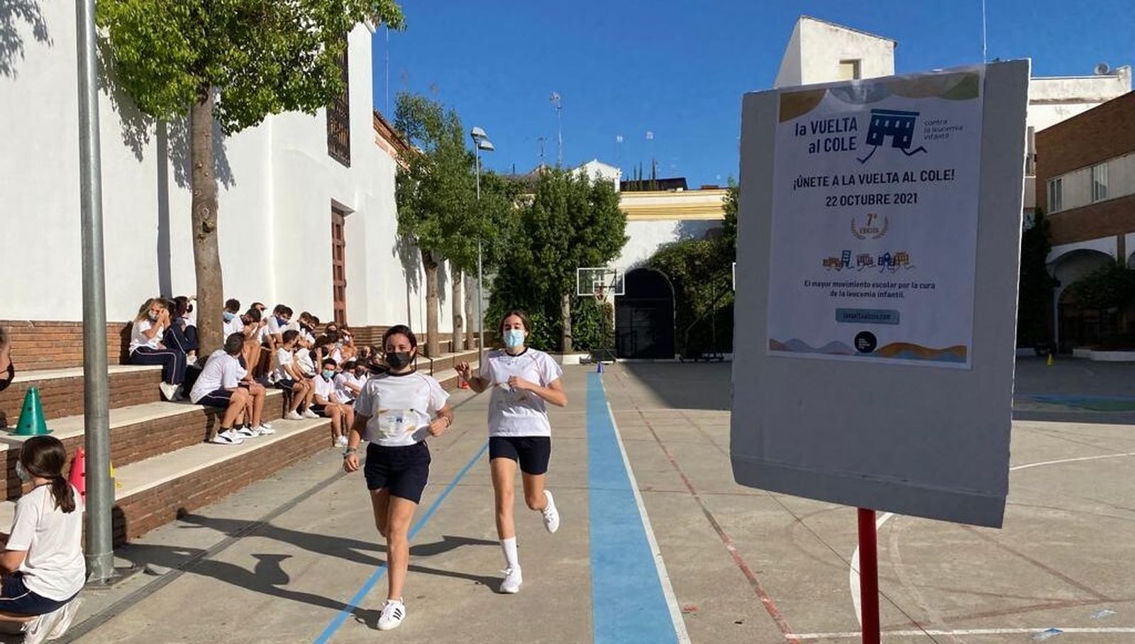 Alumnas del Colegio Divina Pastora, durante la carrera solidaria.