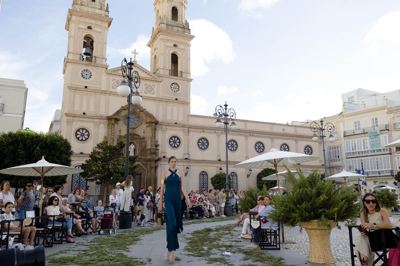 Imágenes del desfile "Cádiz de moda, Cádiz emprende" en la plaza de San Antonio.