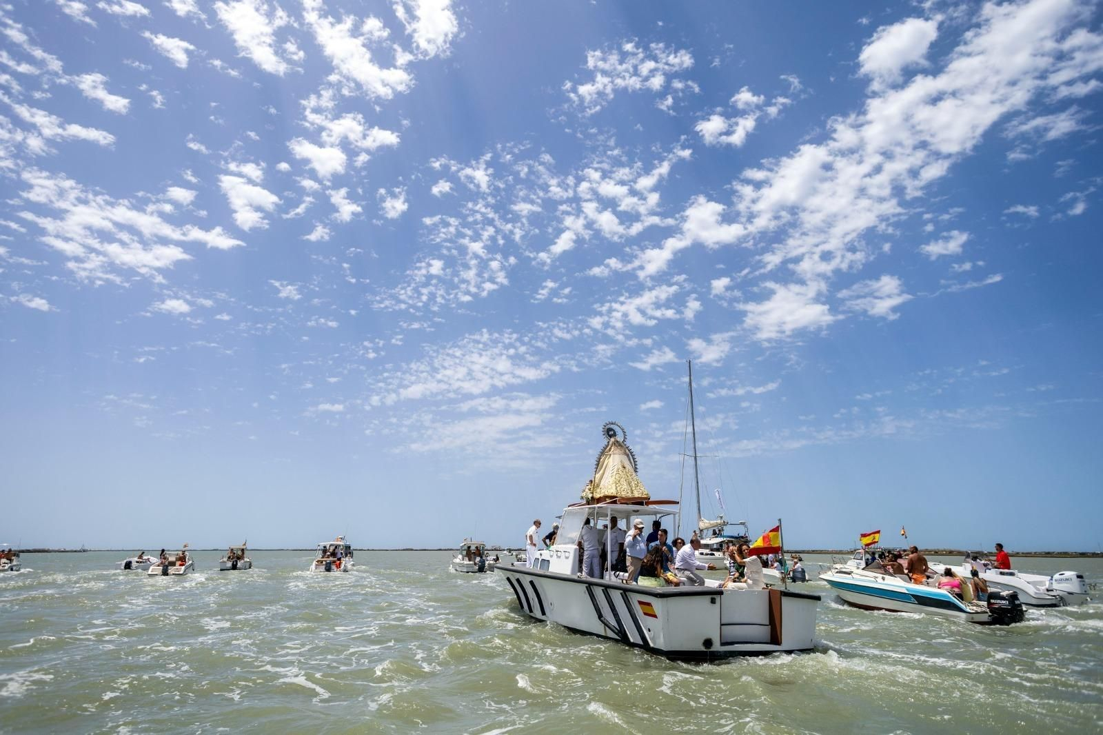 Las imágenes de la procesión marítima de la Virgen del Carmen de Gallineras en San Fernando