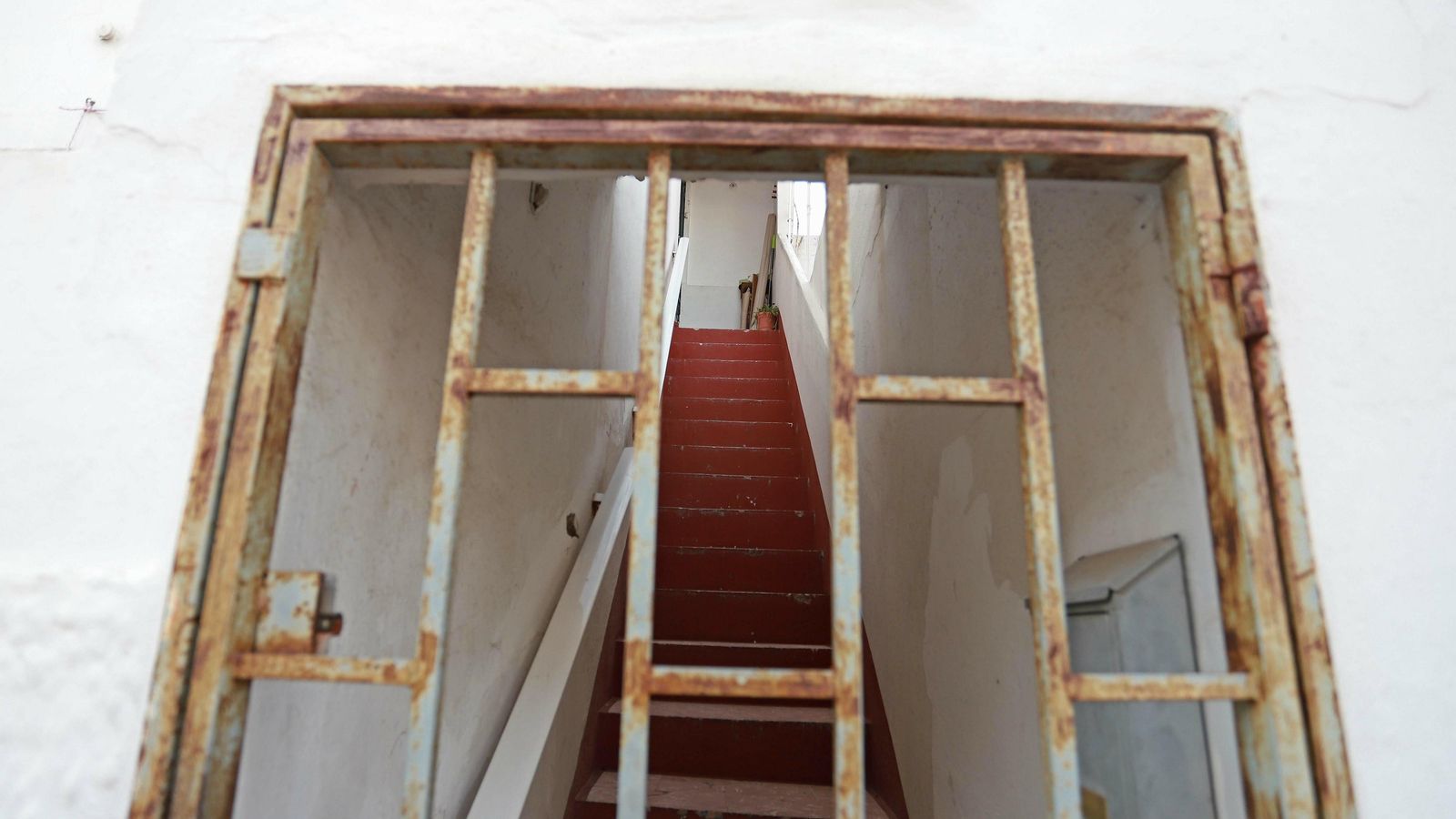 El acceso a la vivienda del número 228 de la calle Andalucía, ayer.