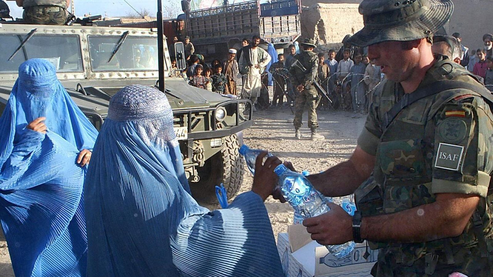 Militares españoles reparten comida en uno de los barrios más pobres de Kabul, en 2002.