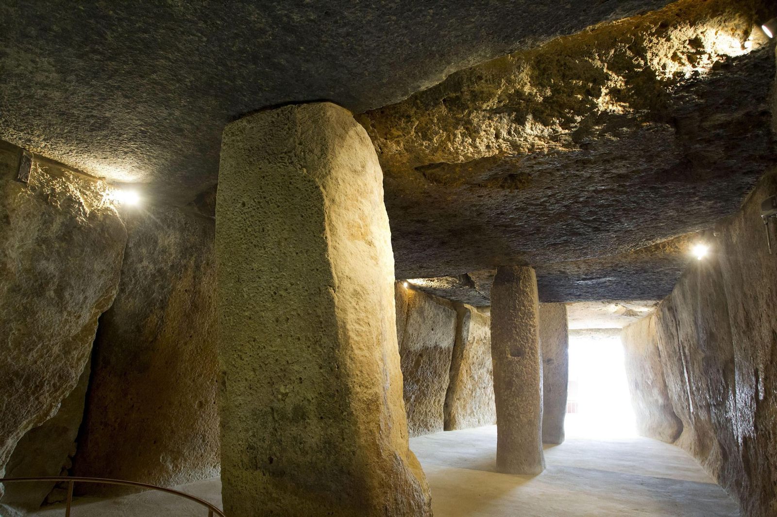 Vista interior del Dolmen de Menga de Antequera.