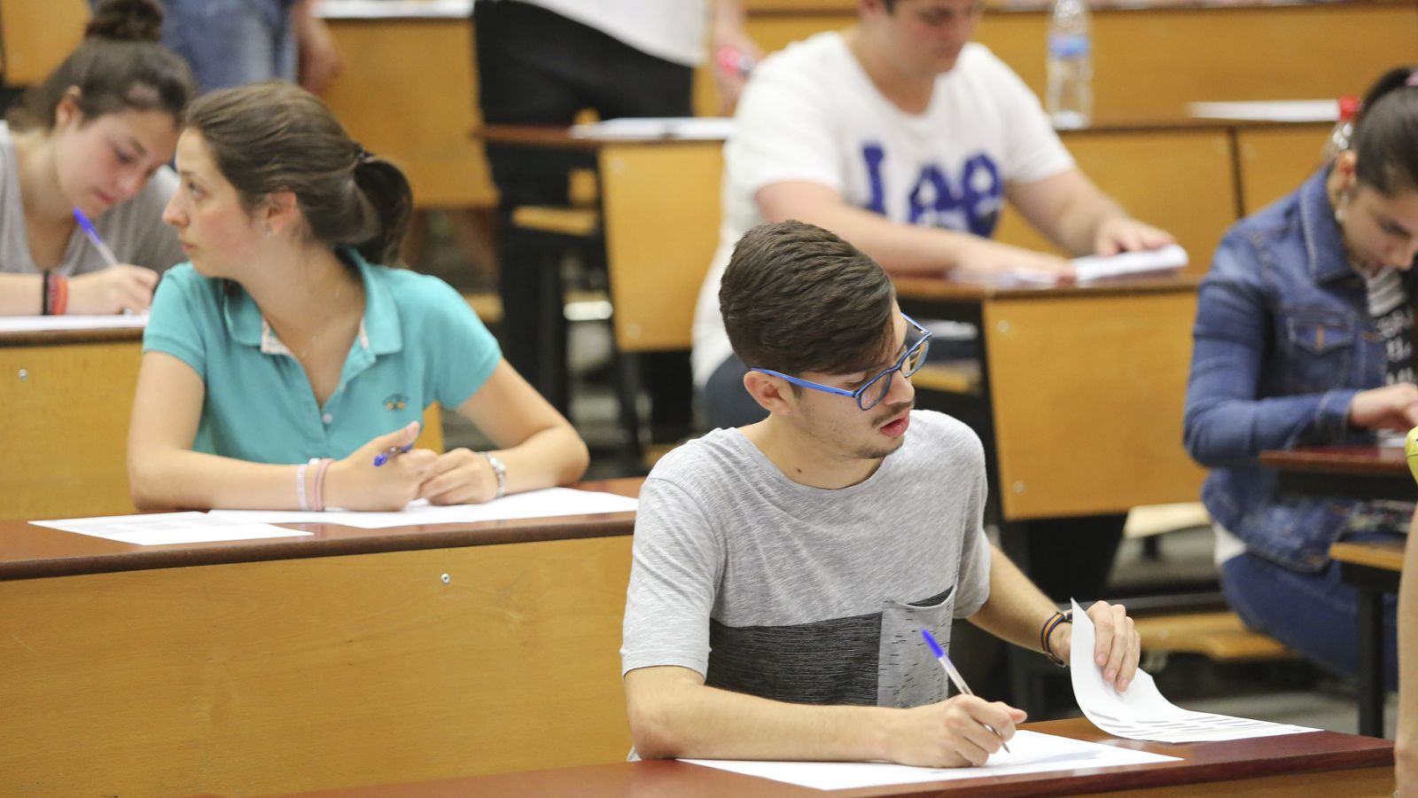 Un alumno haciendo un examen.