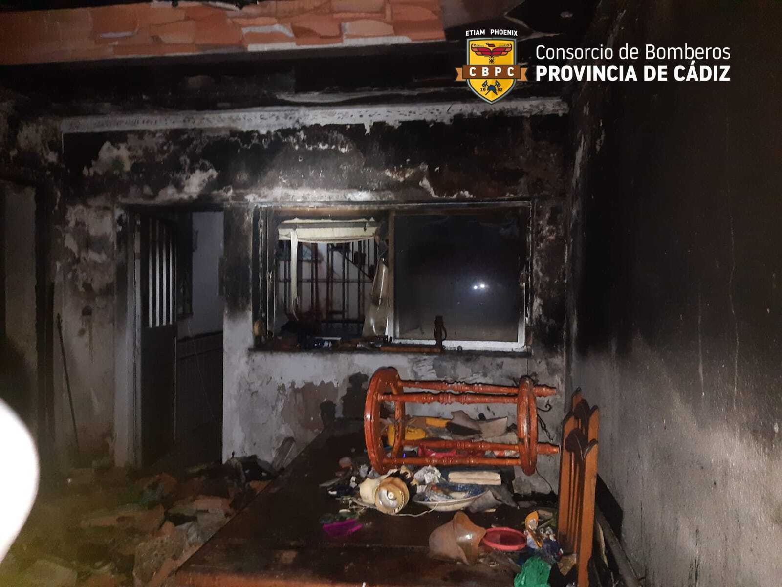 El interior de la vivienda afectada por el fuego en La Línea.