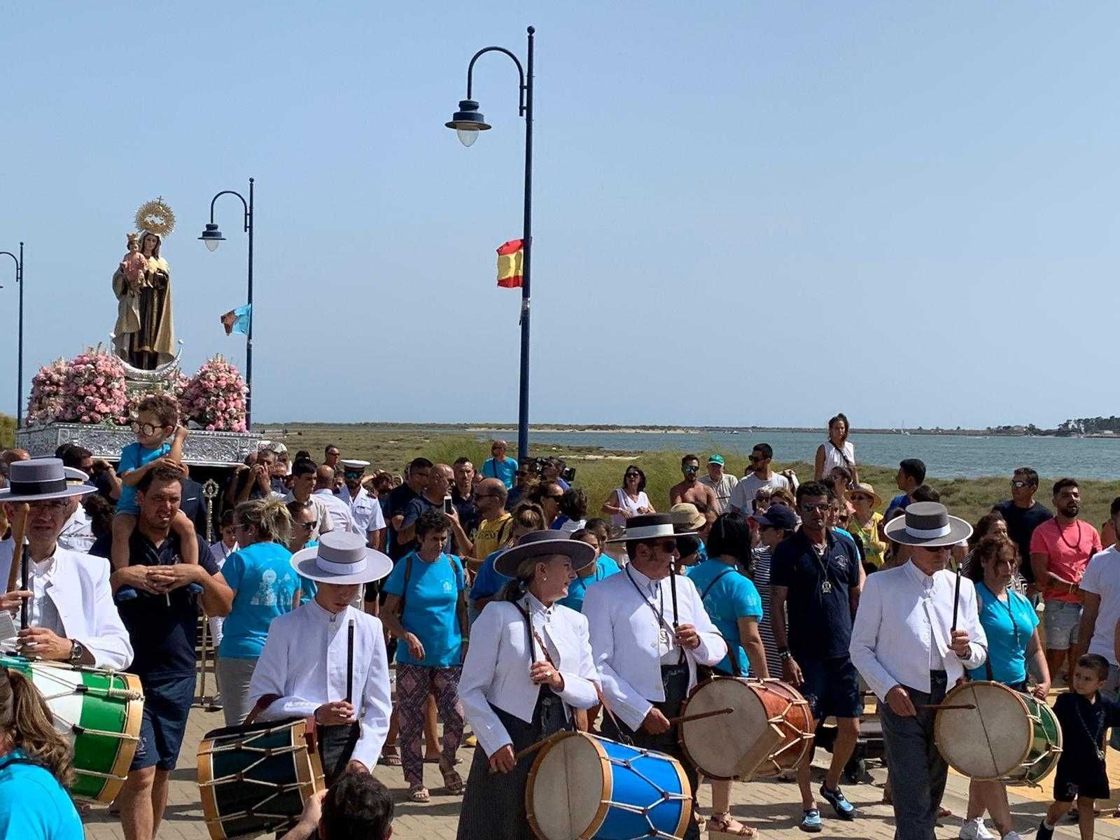 La Virgen del Carmen recorre la vera del río durante la tarde del domingo.