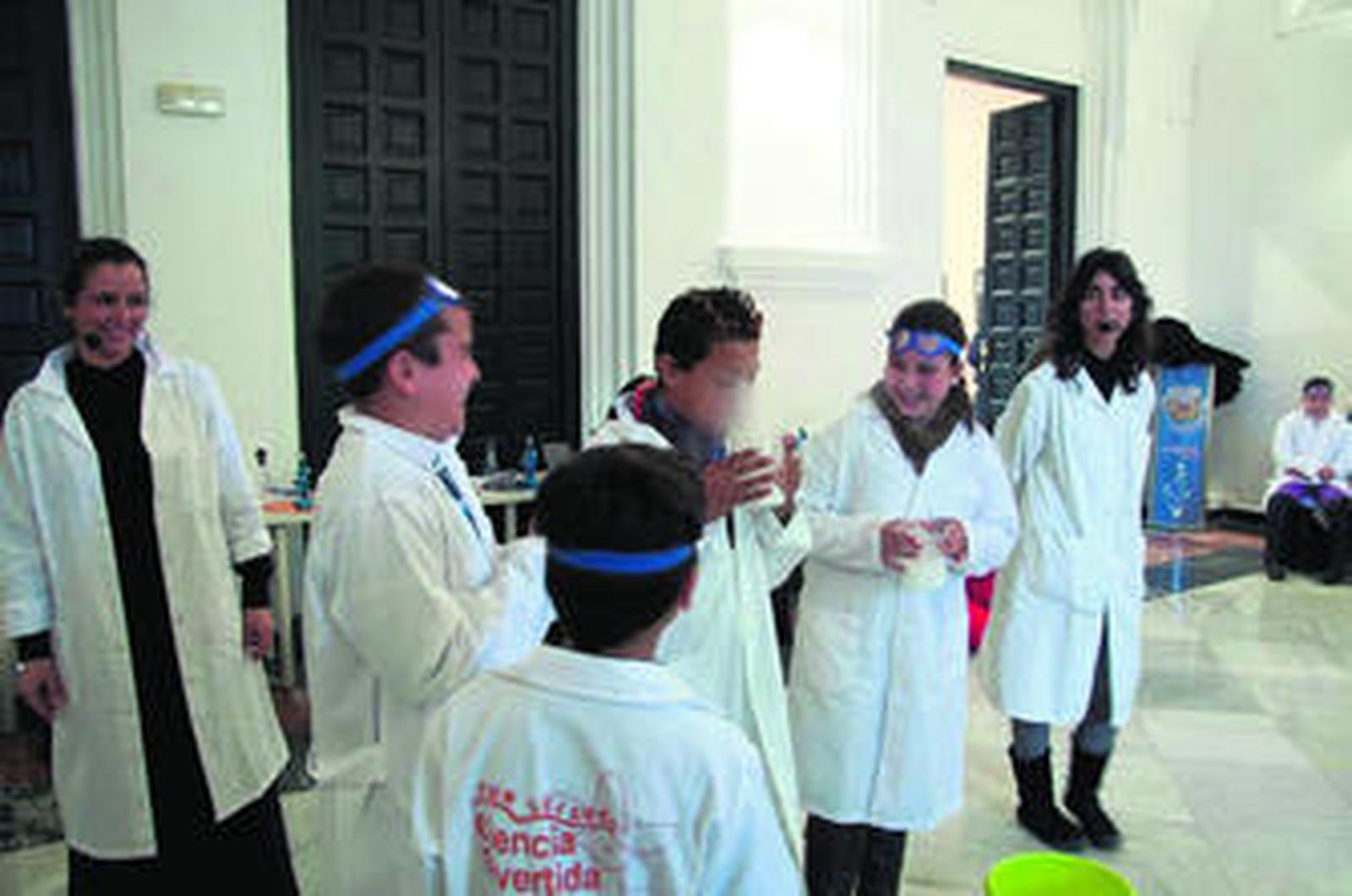 Menores experimentan en uno de los talleres de Planeta Ciencia.