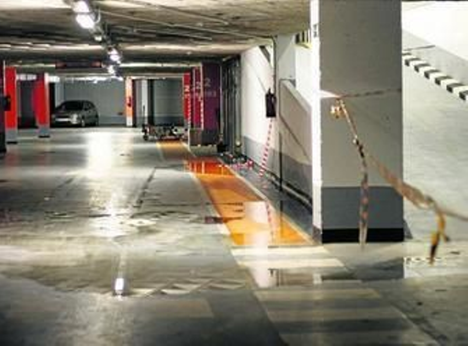 Una zona del segundo sótano del aparcamiento de Santa Bárbara con charcos de agua por las filtraciones.