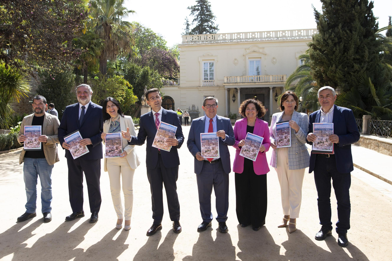Representantes de las instituciones y colectivos, tras firmar el Pacto de los Mártires en Granada.