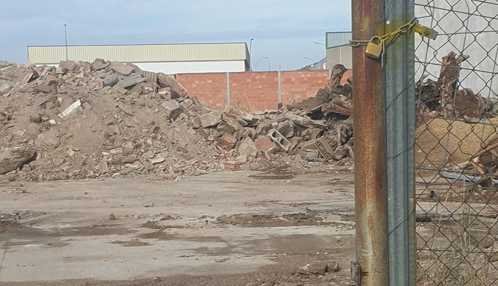 Vertido de escombros denunciado por Agreca.
