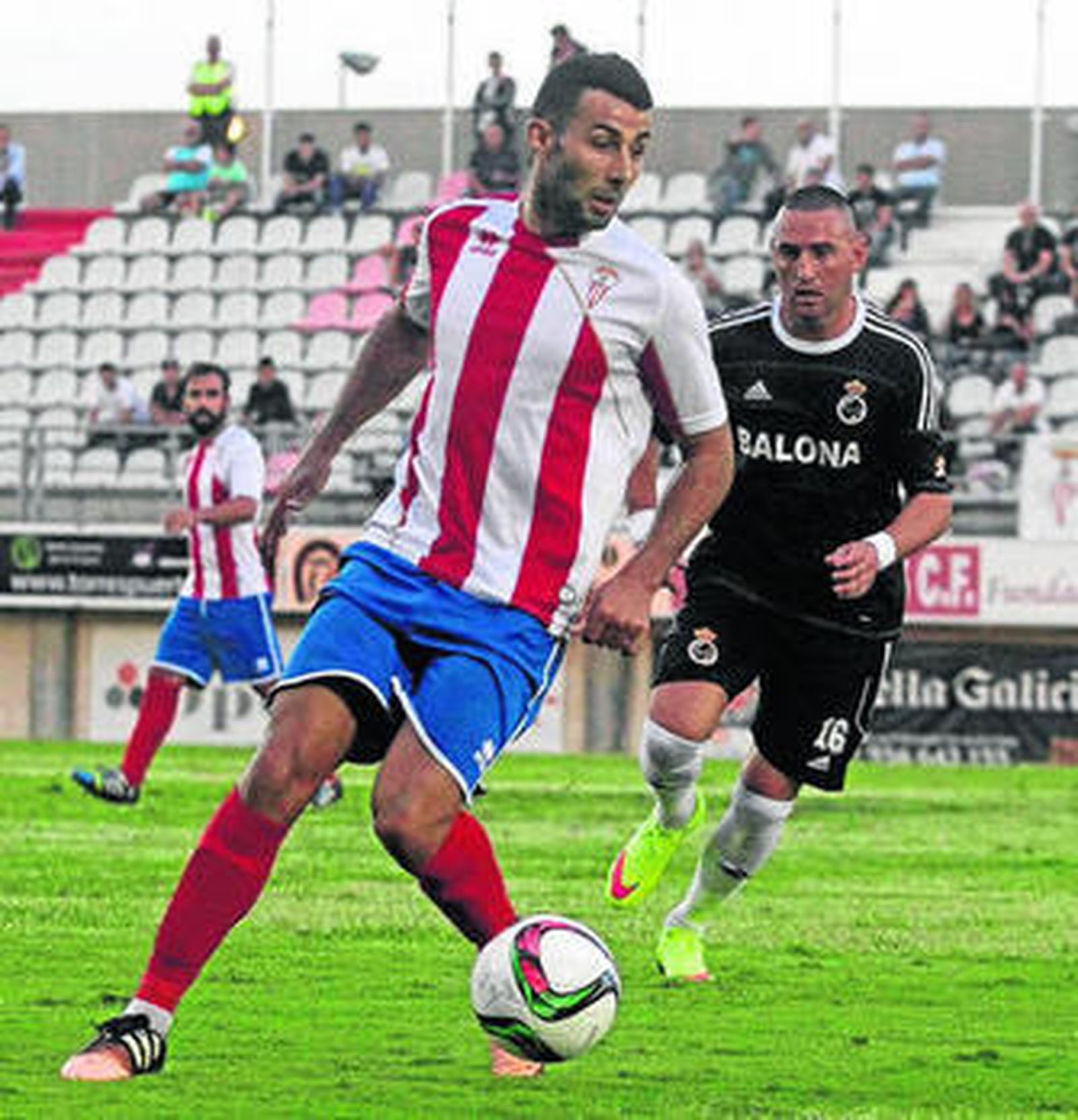 Cristo Díaz controla el balón perseguido por el albinegro Copi, el domingo.