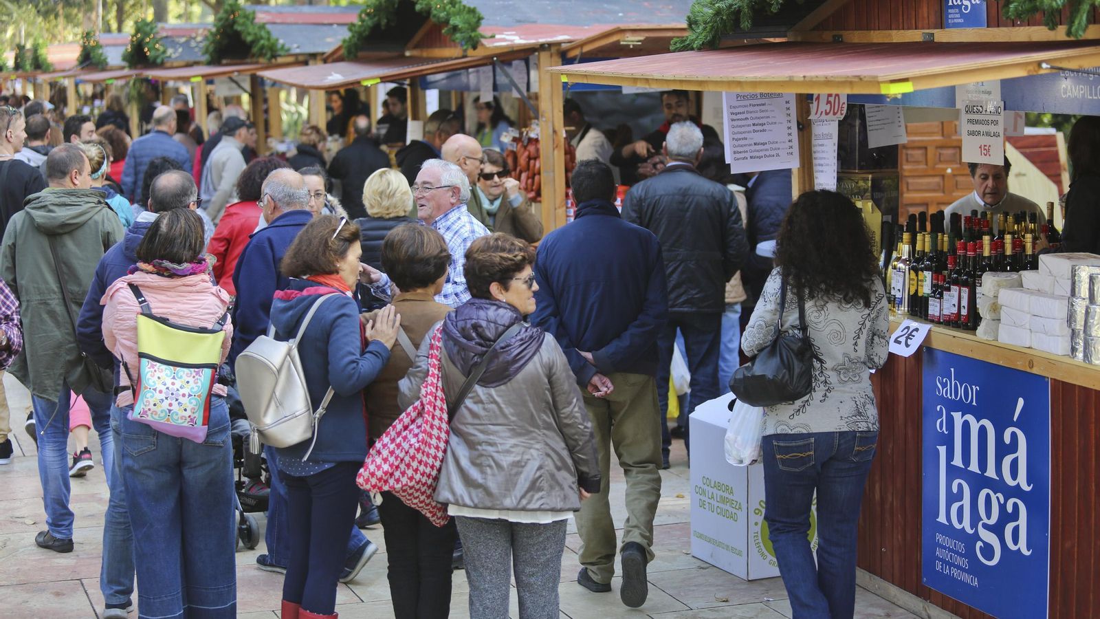 Personas visitan la Gran Feria Sabor a Málaga.