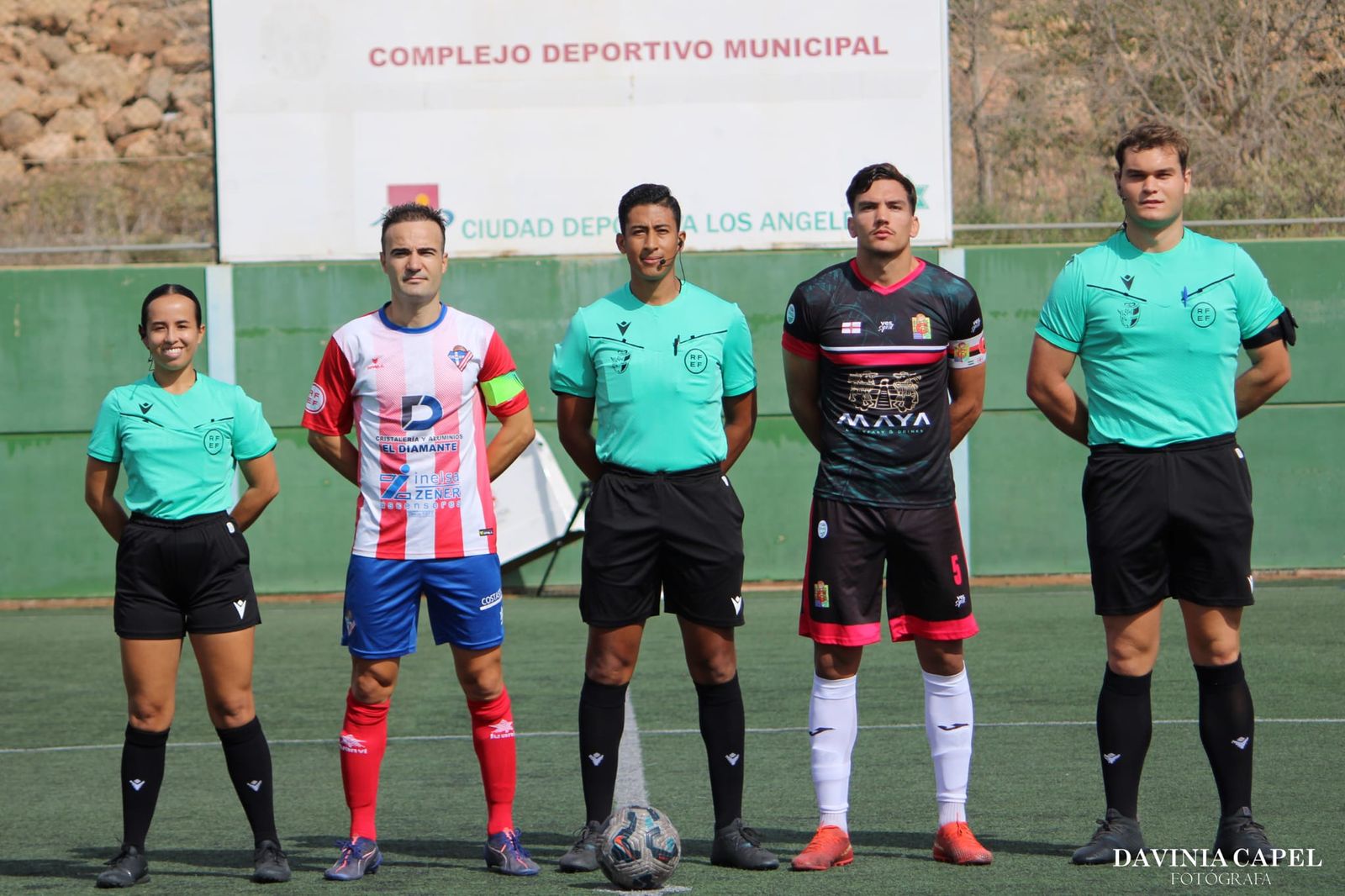 Capitanes del Poli Almería y Cuevas con el trío arbitral en el derbi disputado en la primera vuelta.