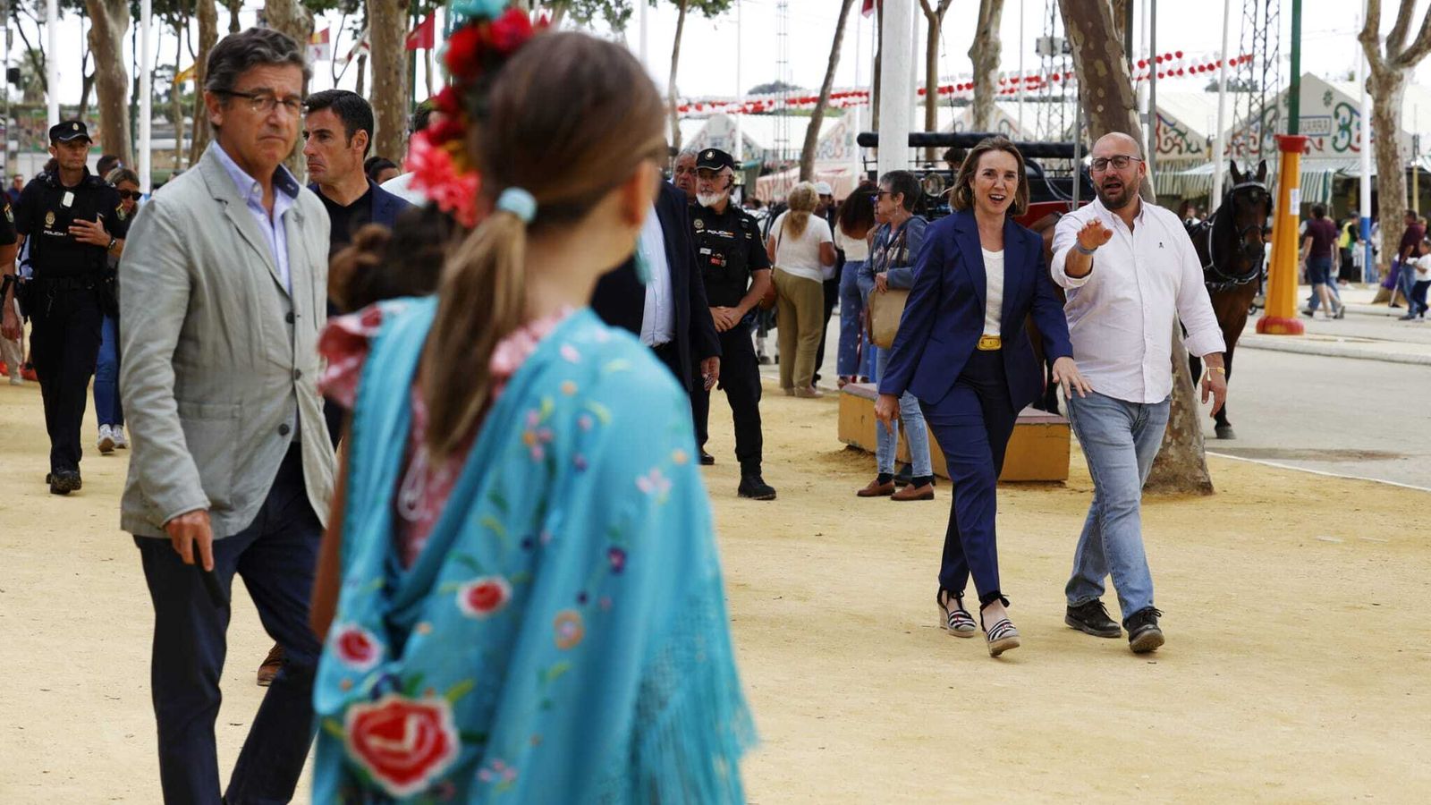 El alcalde portuense, caminando por el recinto con la portavoz del grupo del PP en el Congreso.