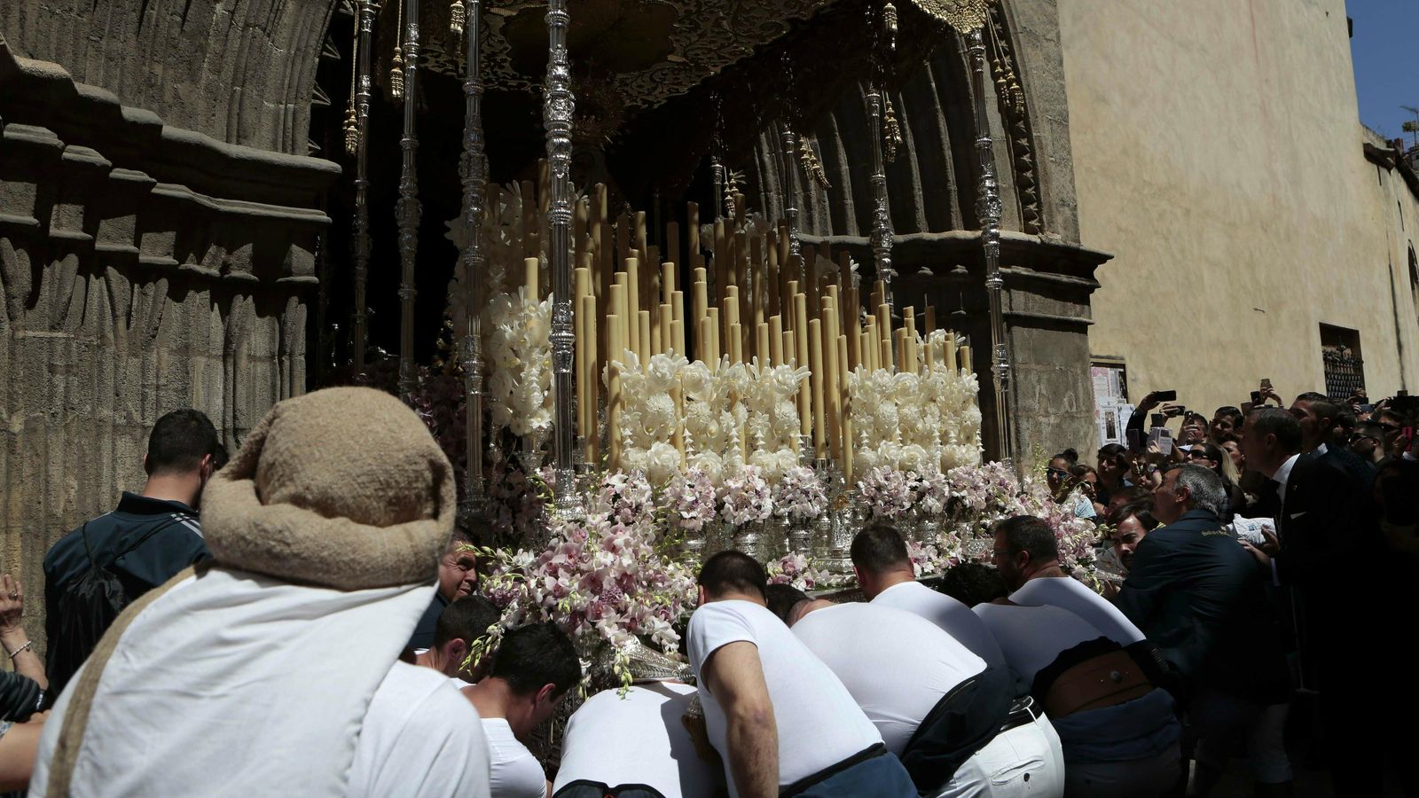 Salida del paso de palio de la Hermandad de San Esteban