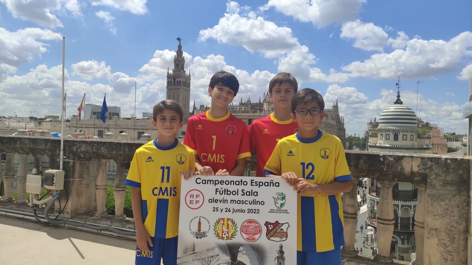 Algunos de los jugadores del Mercantil alevín con el cartel del torneo.