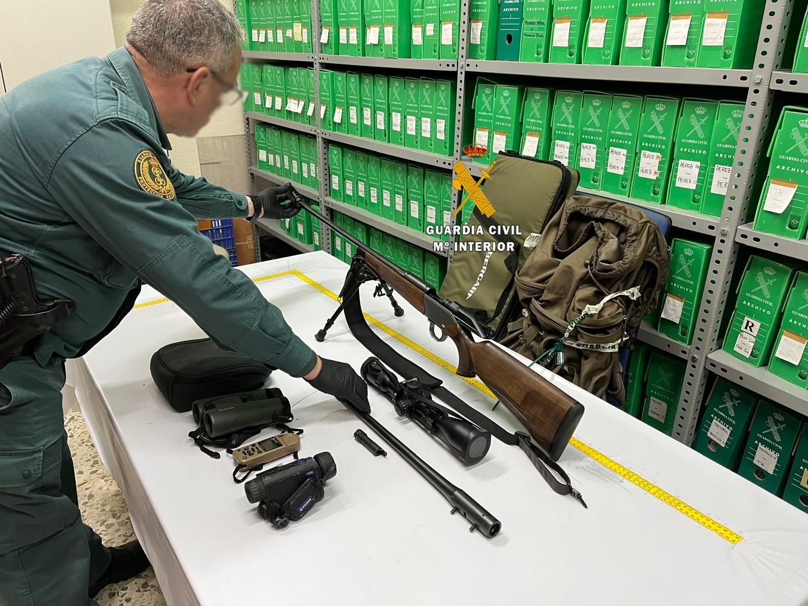 Armas y otros efectos incautados durante la operación de la Guardia Civil.
