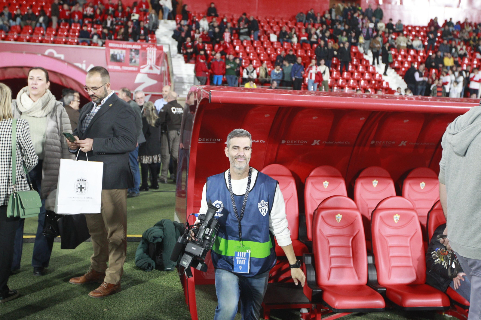 Imágenes del partido homenaje al 'eterno' capitán de la U.D. Almería, José Ortiz