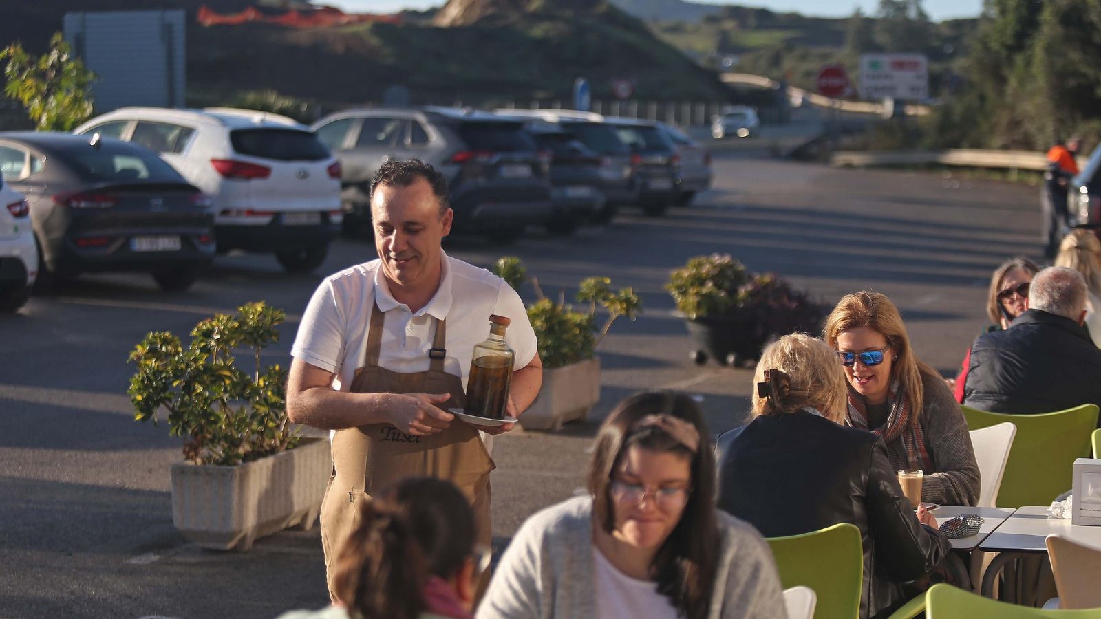 Clientes desayunando en una venta del Campo de Gibraltar.