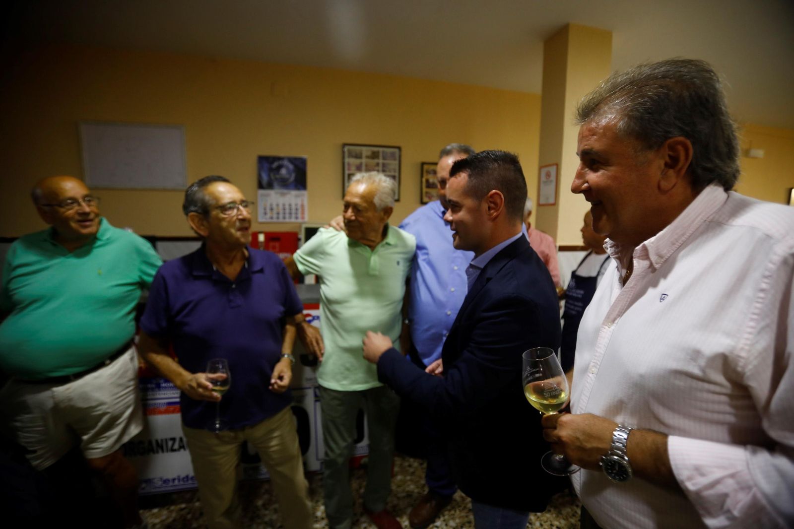 El perol de exconcejales de Córdoba contra la crispación política, en imágenes