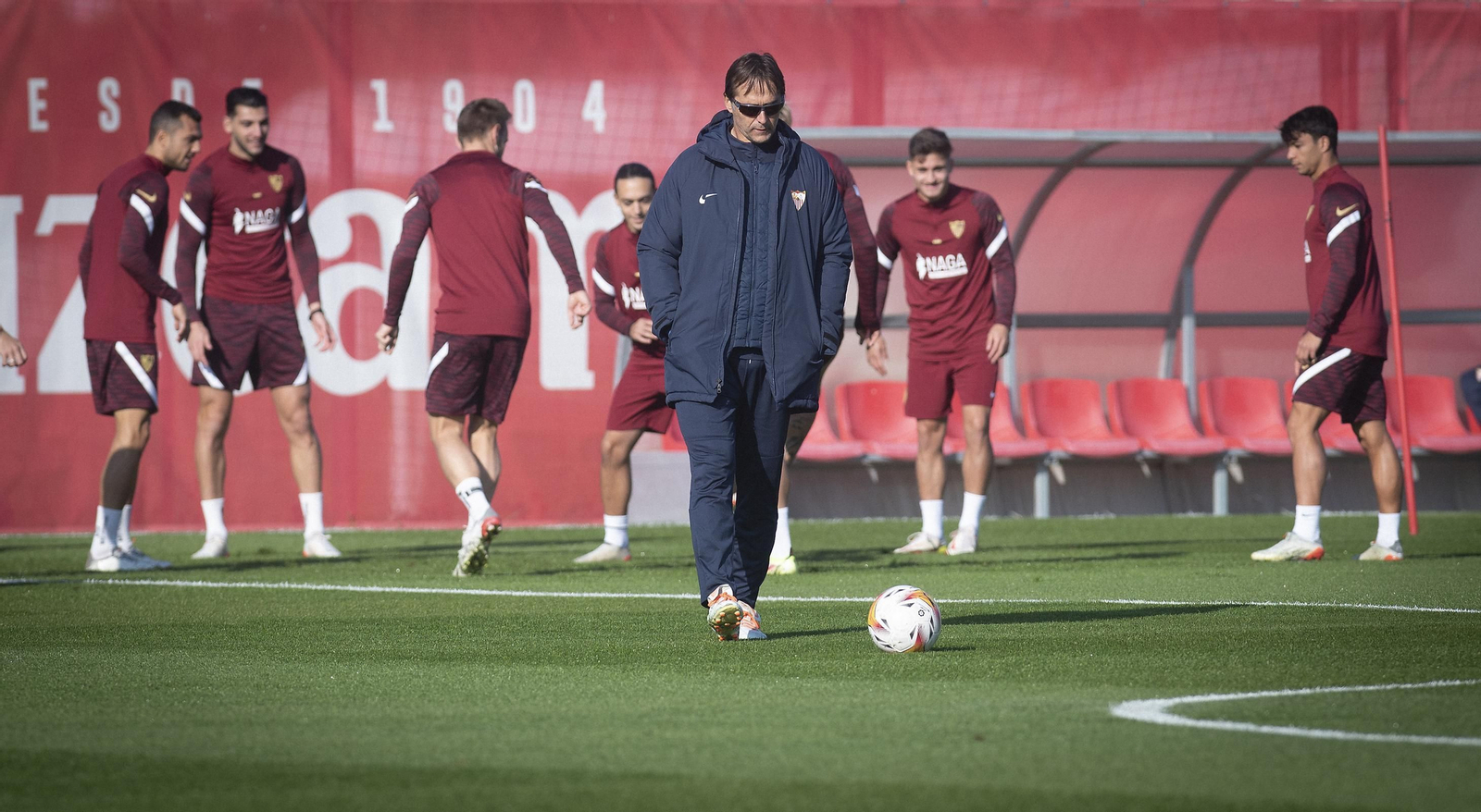 Julen Lopetegui observa un balón mientras sus futbolistas se ejercitan al fondo en la sesión de ayer.