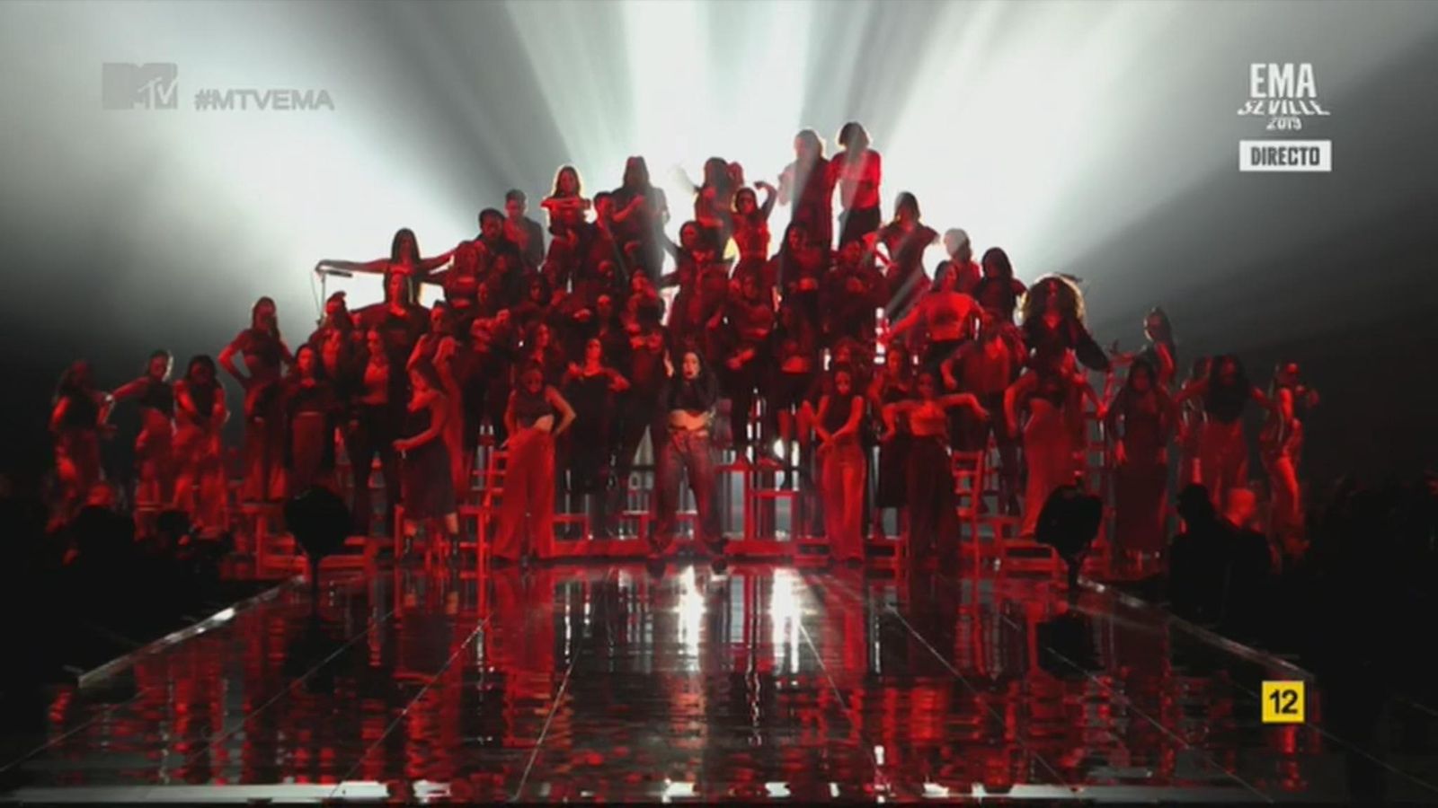 La cantante catalana Rosalía, durante su actuación en Sevilla en los Premios EMA.