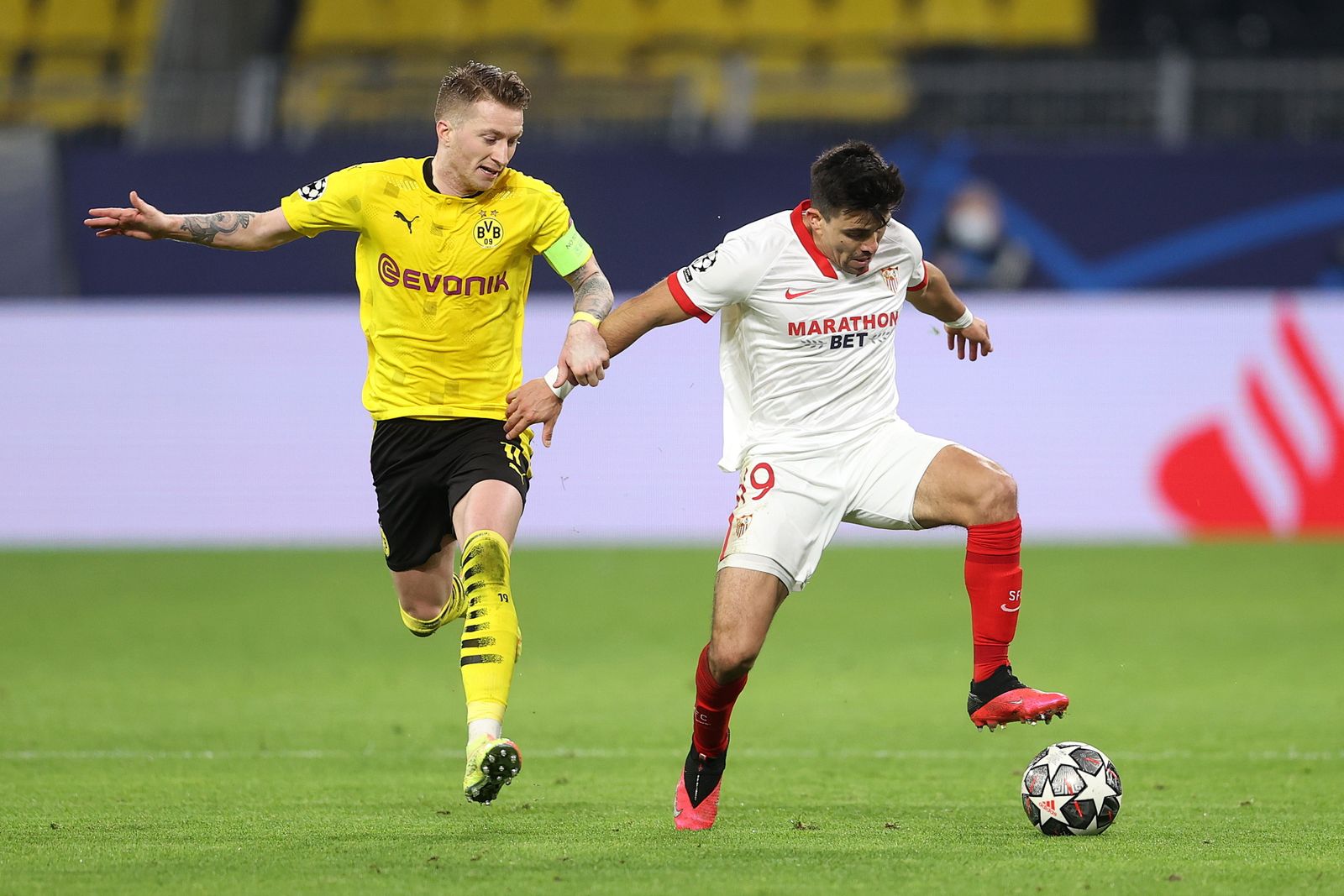 Marco Reus presiona a Acuña.