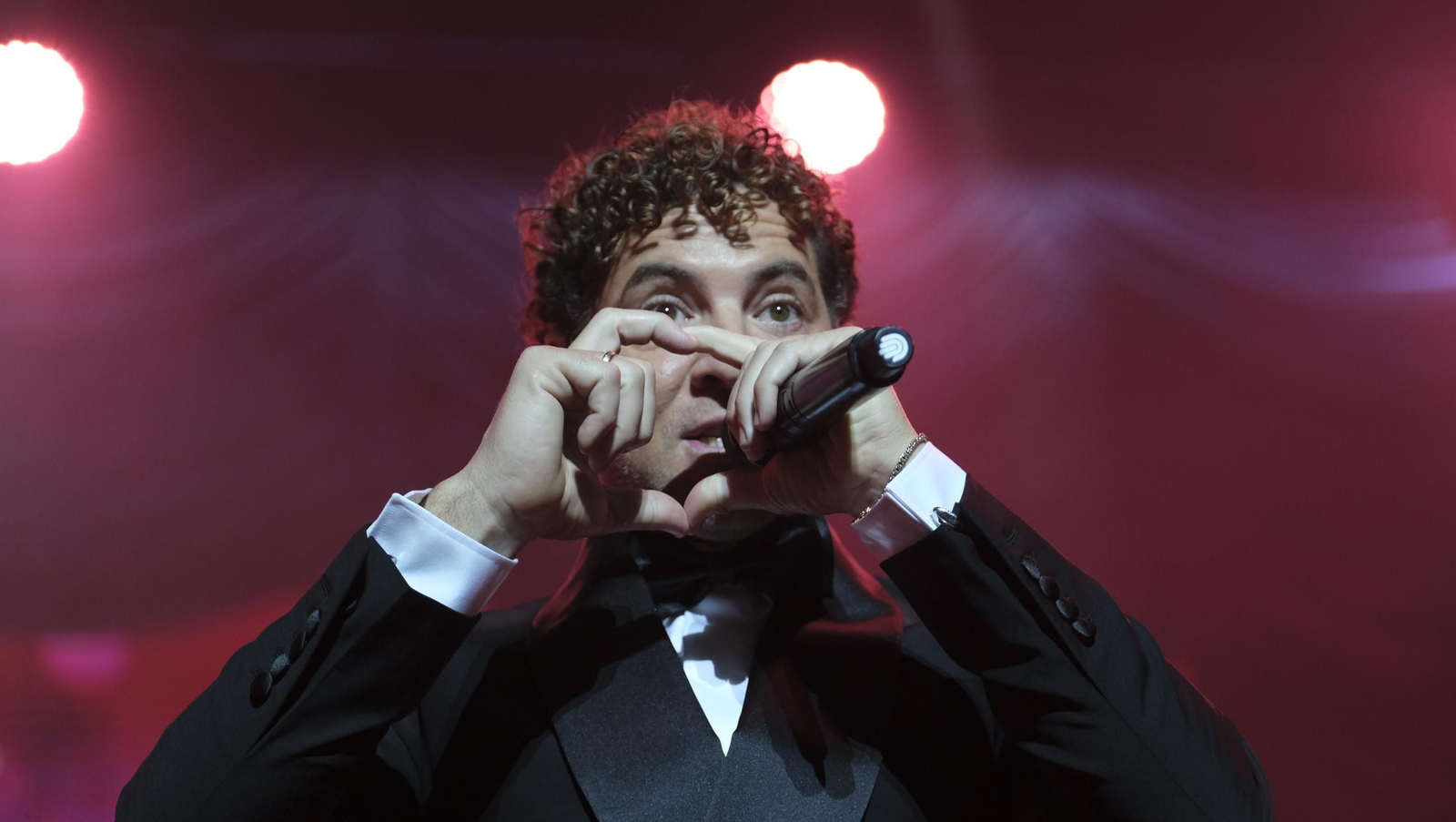David Bisbal enamora a su Almería en el inicio de la gira 'Todo es Posible en Navidad', en fotografías