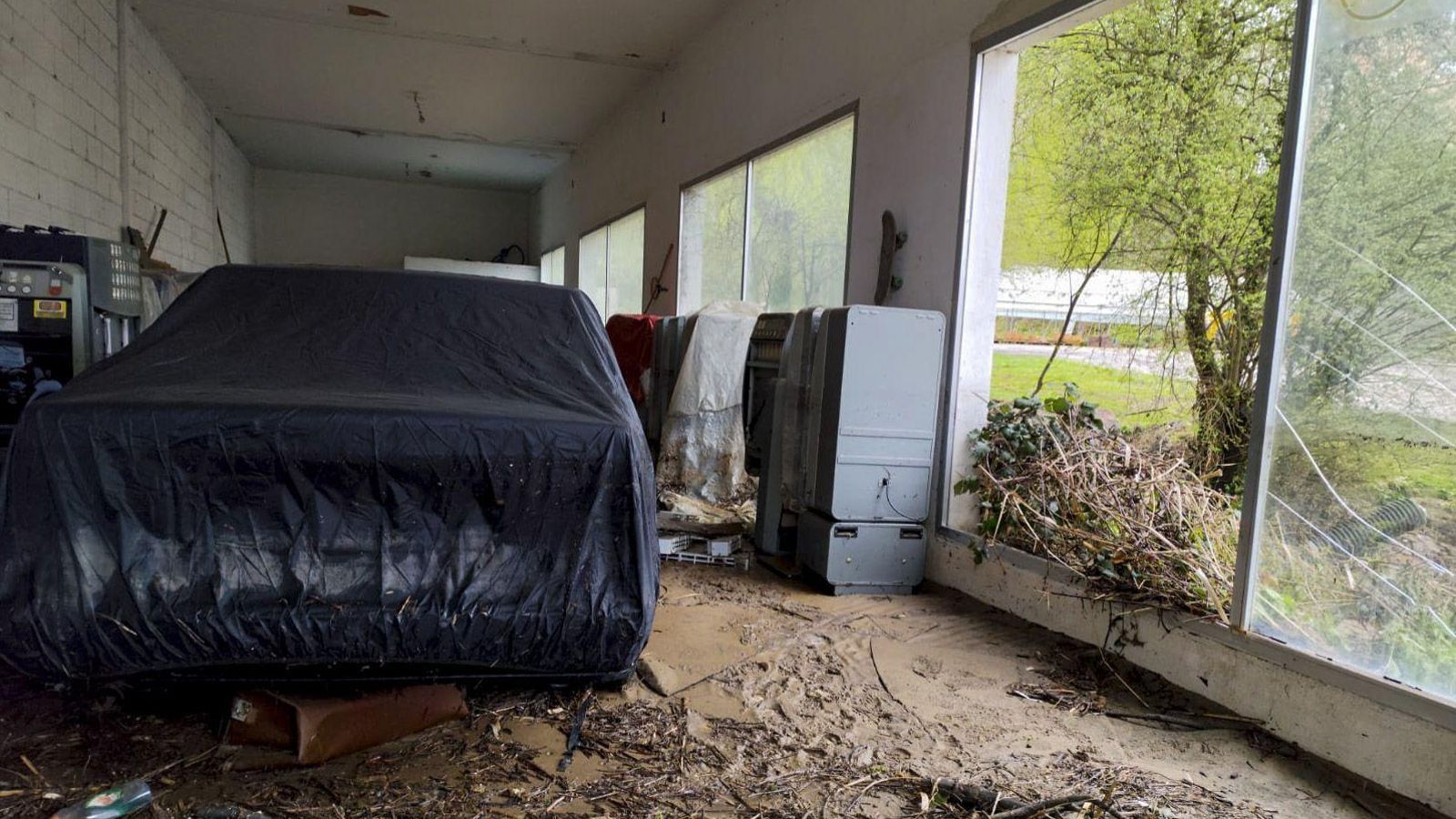 Desperfectos causados en un taller por la rotura de una balsa de riego en Jarandilla de la Vera.