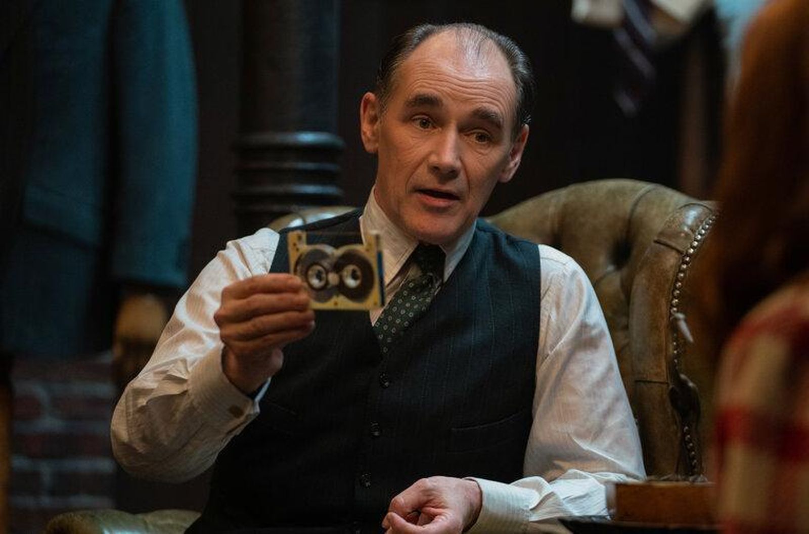 Mark Rylance regresa a los cines con ‘El sastre de la mafia’.