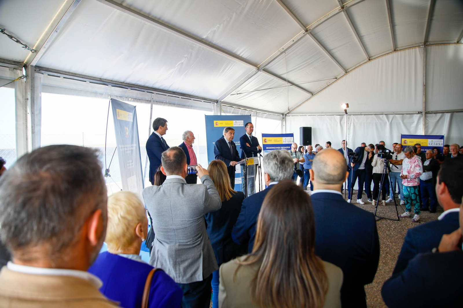 El ministro de Agricultura, Pesca y Alimentación, Luis Planas visita una de las balsas de la CUNC, en imágenes