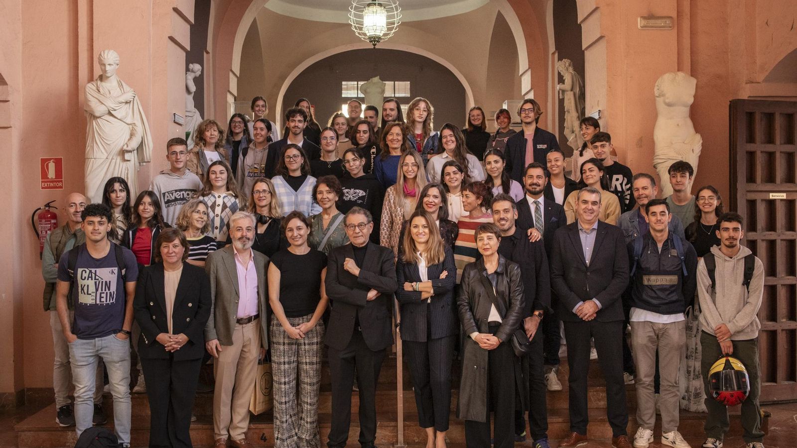 Encuentro de Roberto Verino con los alumnos de 2º curso del Ciclo de Formación de Grado Superior de Fotografía Artística y 3º de Enseñanzas Artísticas Superiores de Diseño Gráfico.
