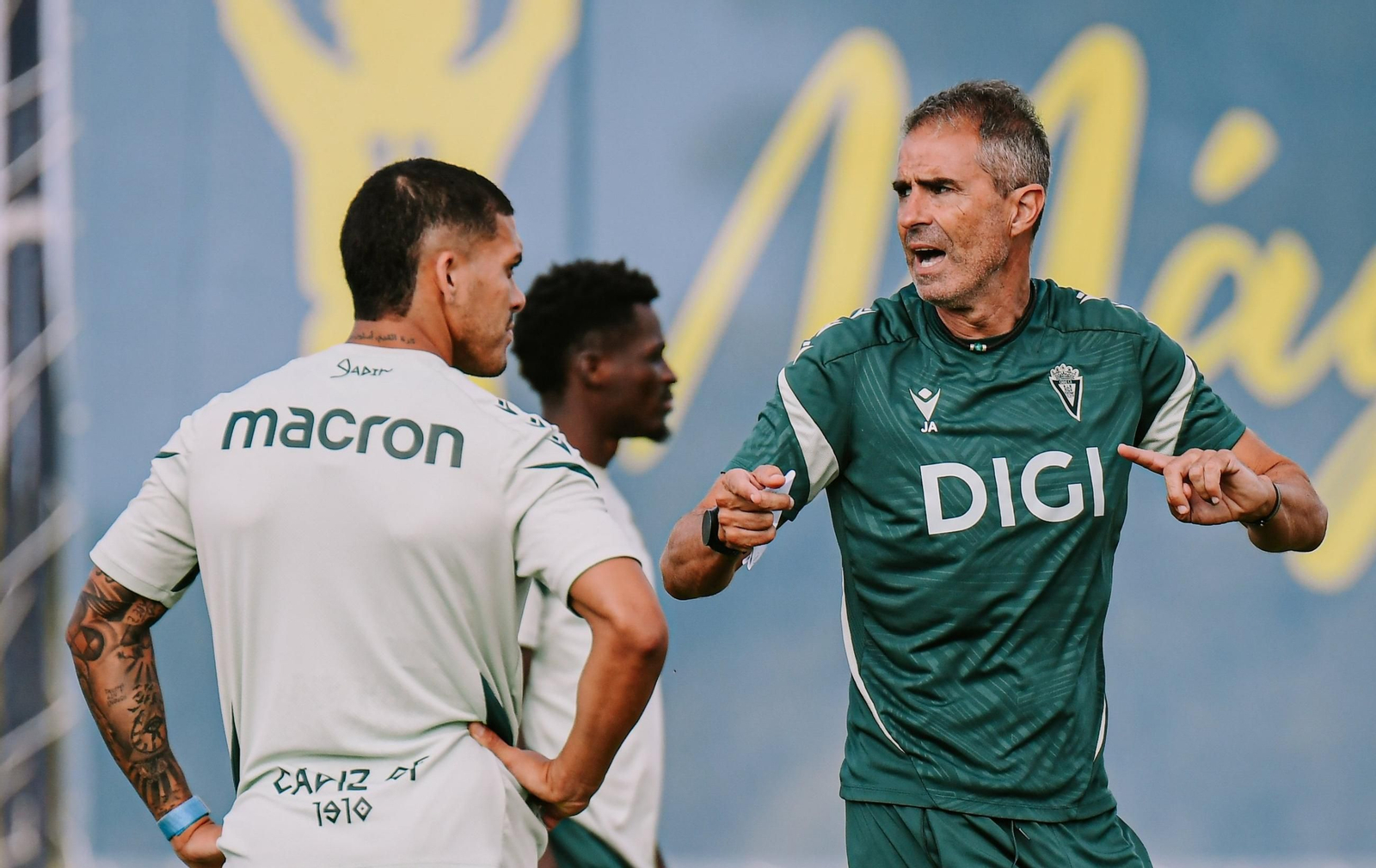 Garitano da instrucciones en una sesión del Cádiz.